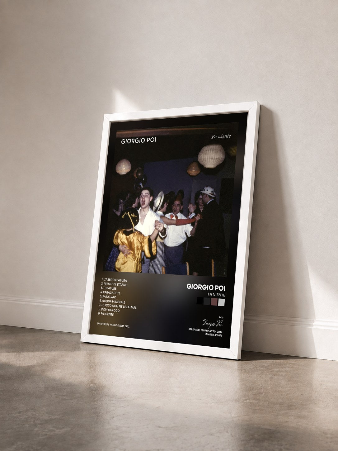 #blanc Tableau de l'album Fa Niente de Giorgio Poi vu de trois quarts, cadre blanc