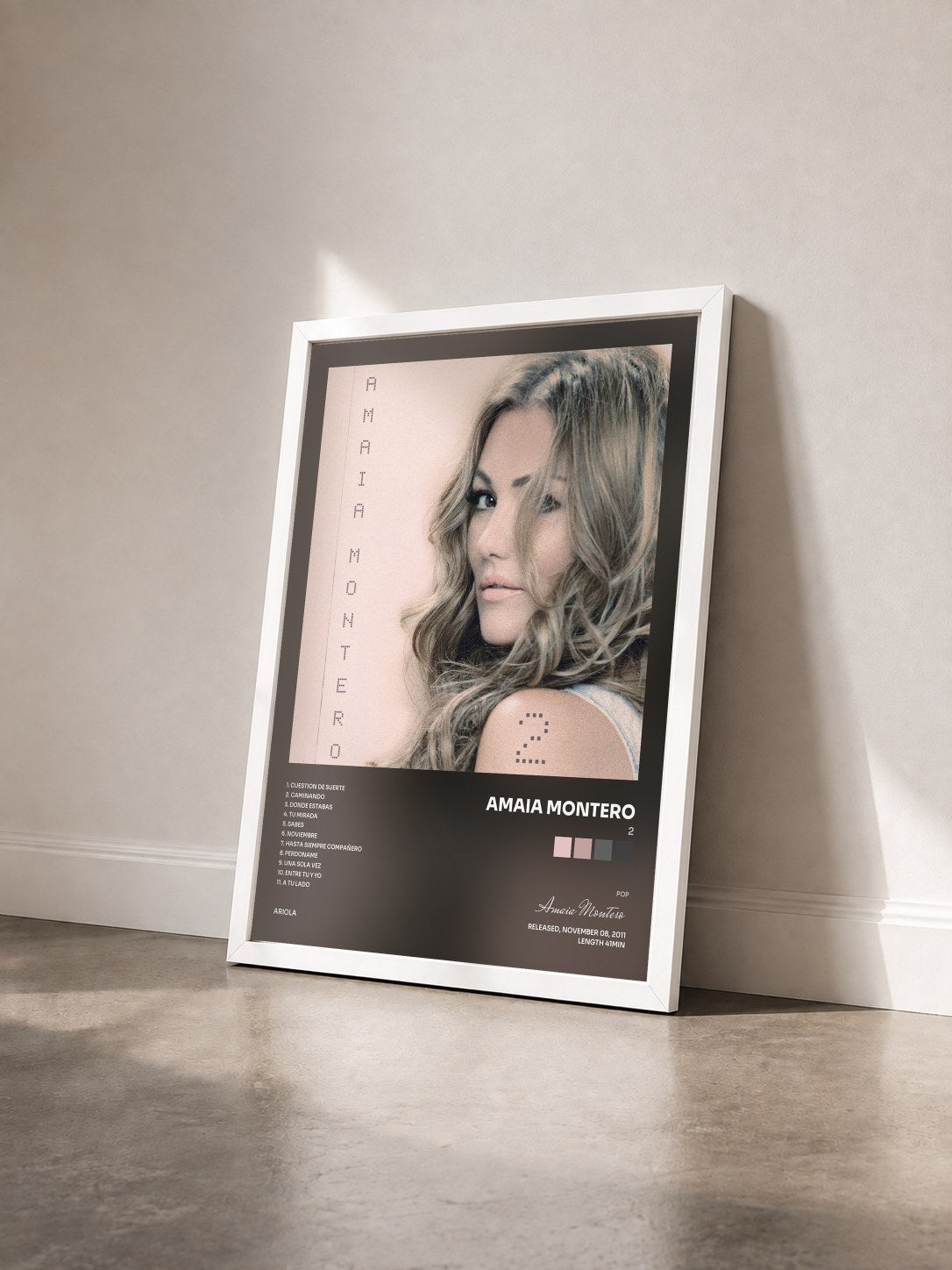 #blanc Tableau de l'album 2 de Amaia Montero vu de trois quarts, cadre blanc