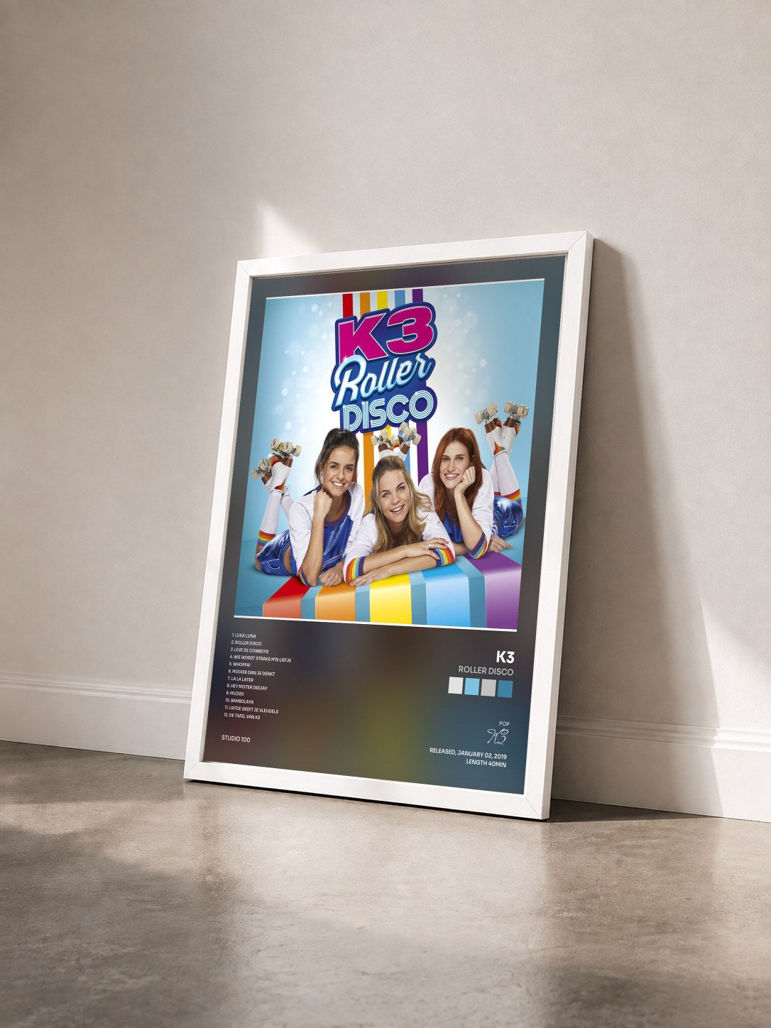 #blanc Tableau de l'album Roller Disco de K3 vu de trois quarts, cadre blanc