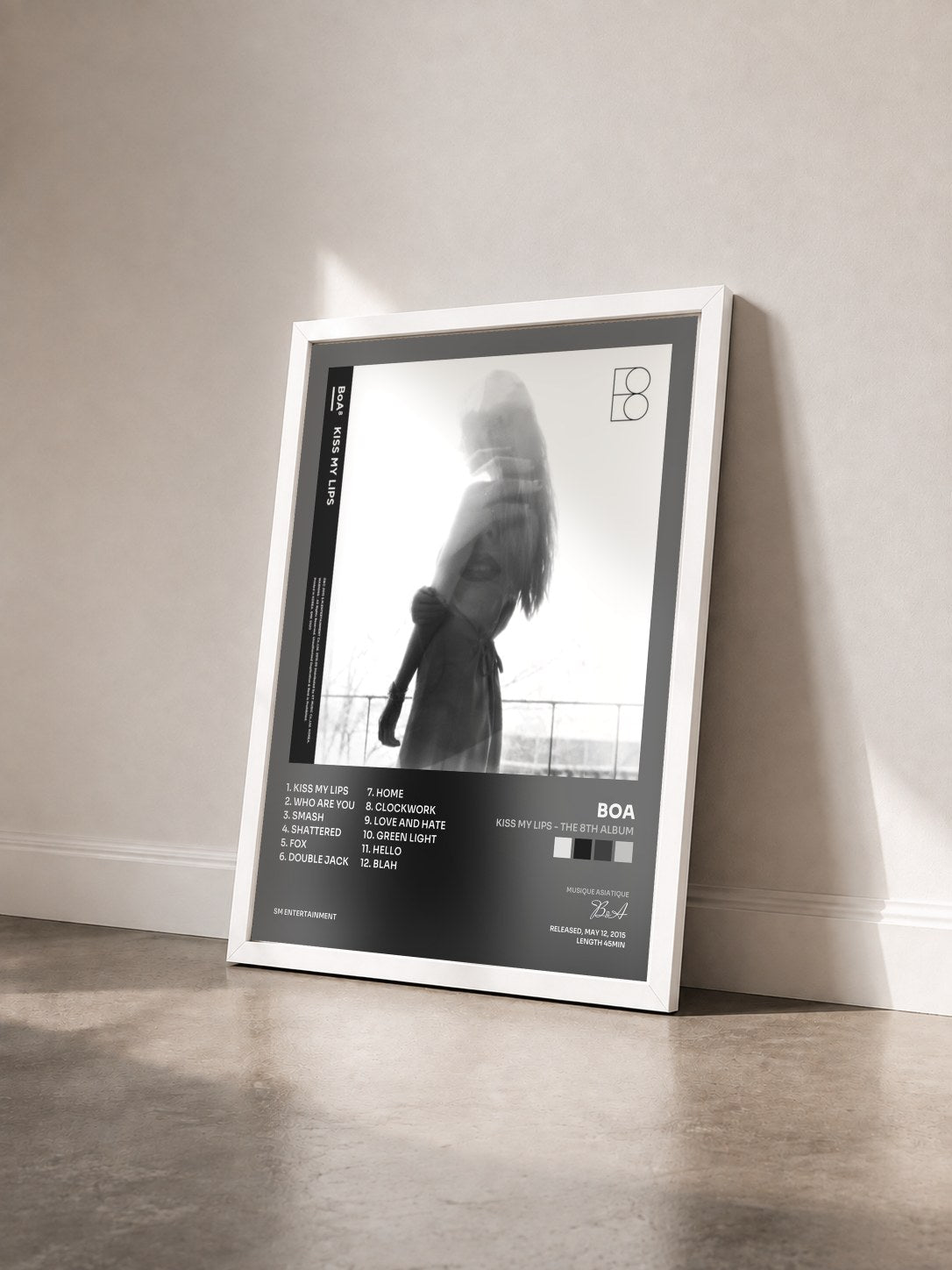 #blanc Tableau de l'album Kiss My Lips - The 8th Album de BoA vu de trois quarts, cadre blanc