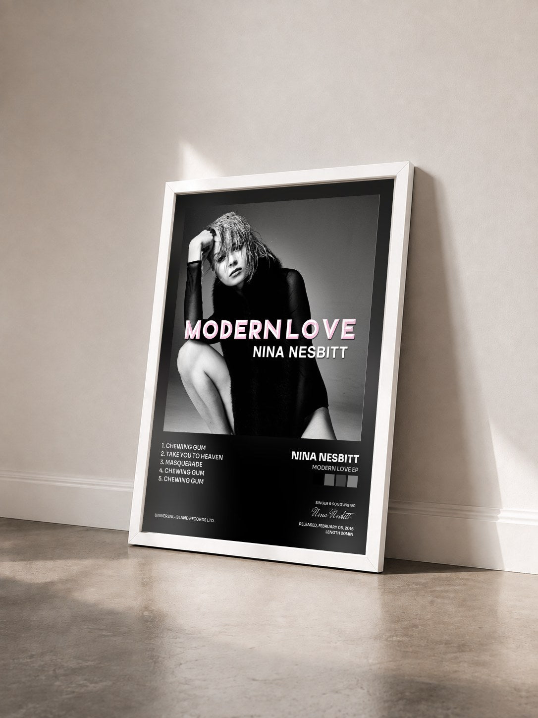 #blanc Tableau de l'album Modern Love EP de Nina Nesbitt vu de trois quarts, cadre blanc