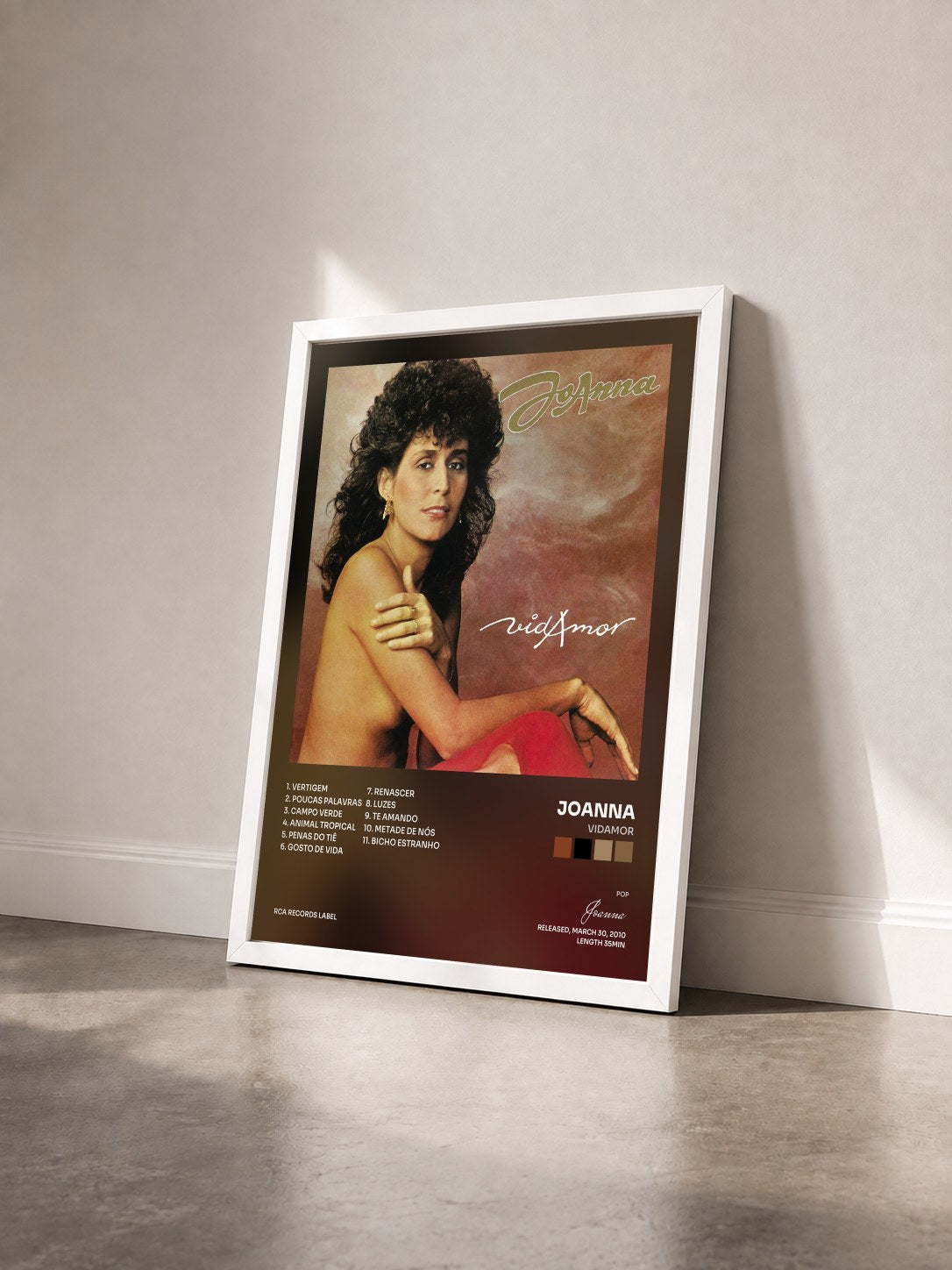 #blanc Tableau de l'album Vidamor de Joanna vu de trois quarts, cadre blanc