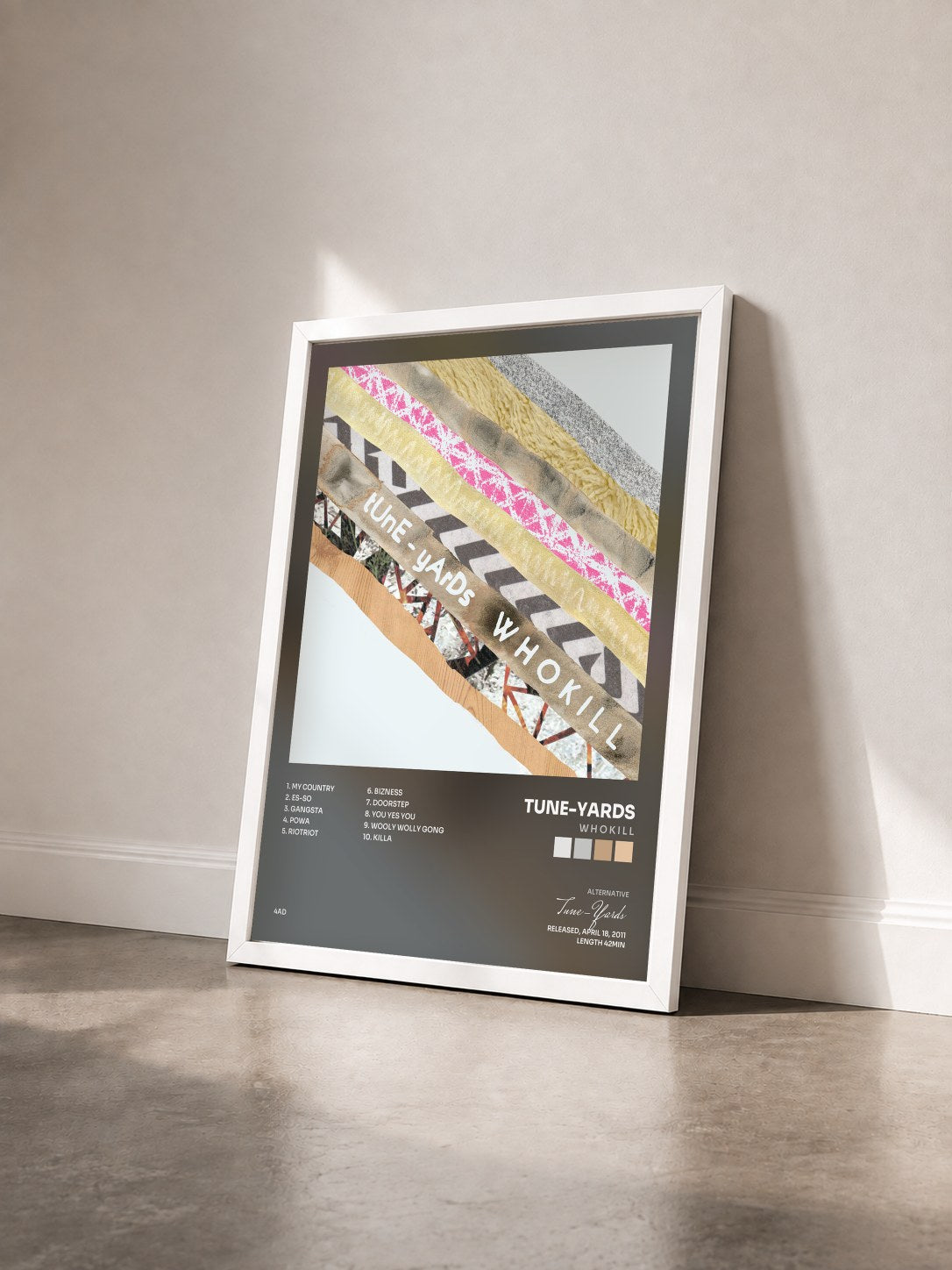 #blanc Tableau de l'album W H O K I L L de Tune-Yards vu de trois quarts, cadre blanc