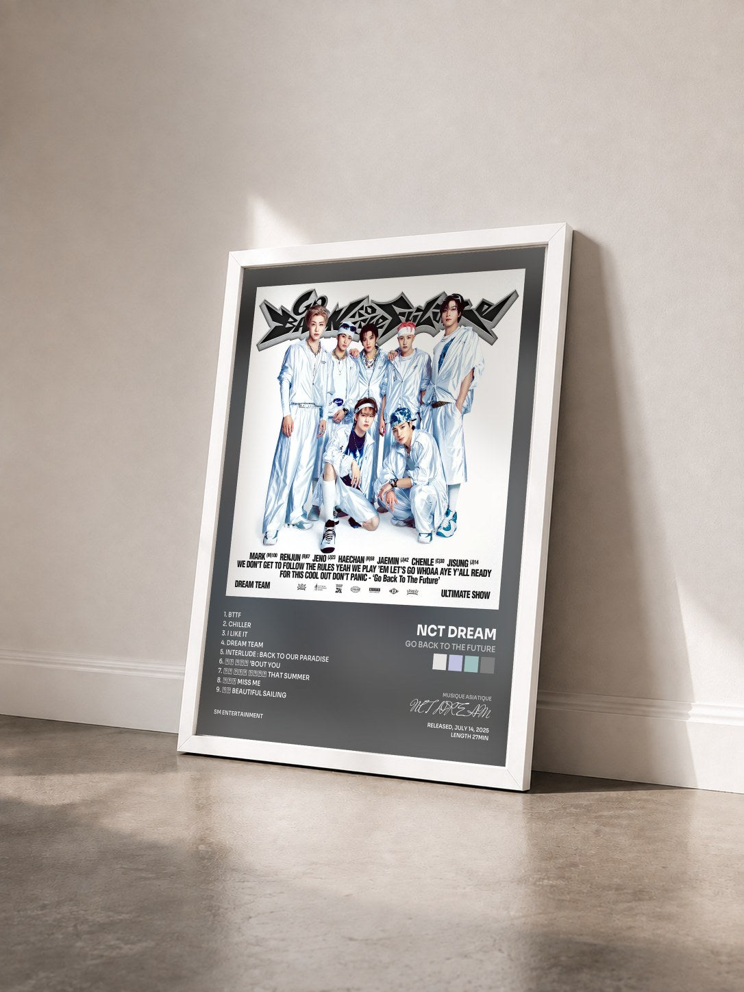 #blanc Tableau de l'album Go Back To The Future de NCT DREAM vu de trois quarts, cadre blanc