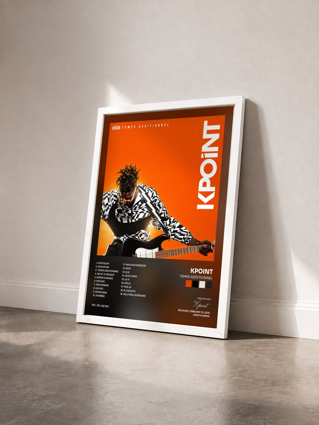 #blanc Tableau de l'album Temps additionnel de Kpoint vu de trois quarts, cadre blanc