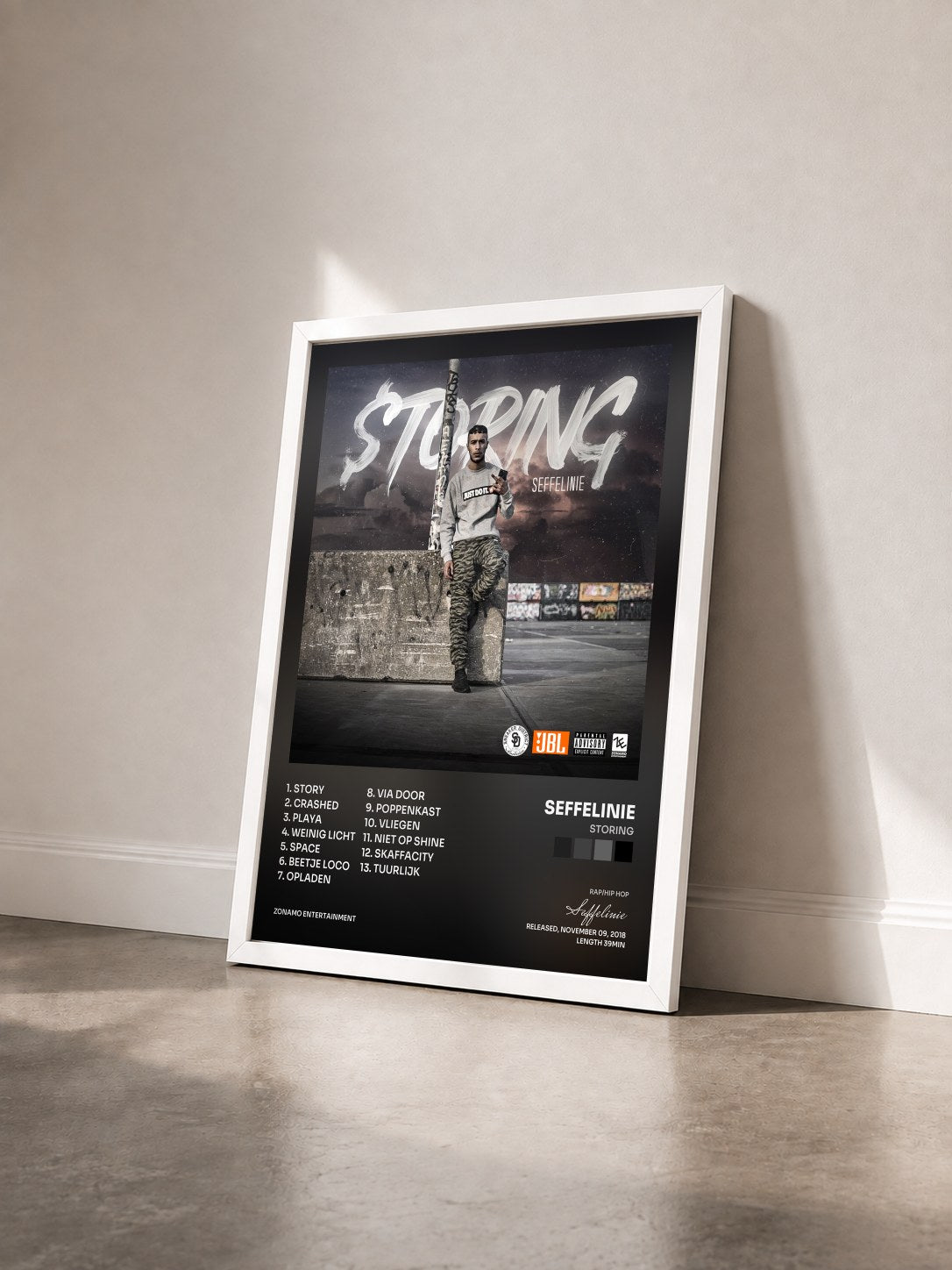 #blanc Tableau de l'album Storing de Seffelinie vu de trois quarts, cadre blanc