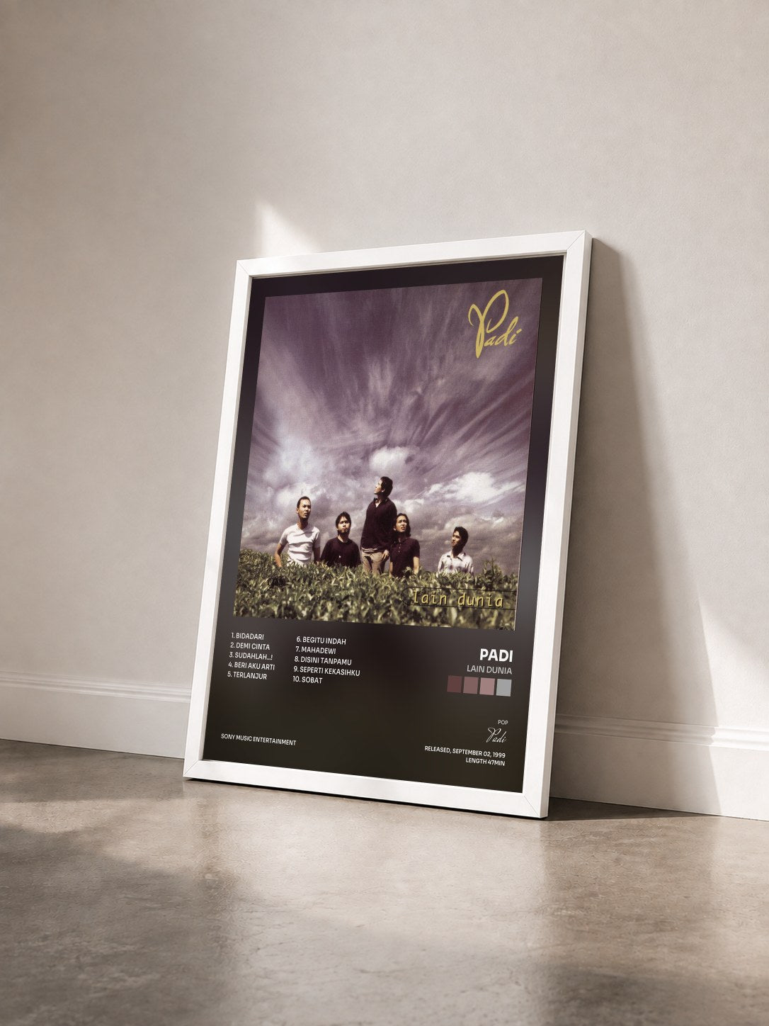 #blanc Tableau de l'album Lain Dunia de Padi vu de trois quarts, cadre blanc