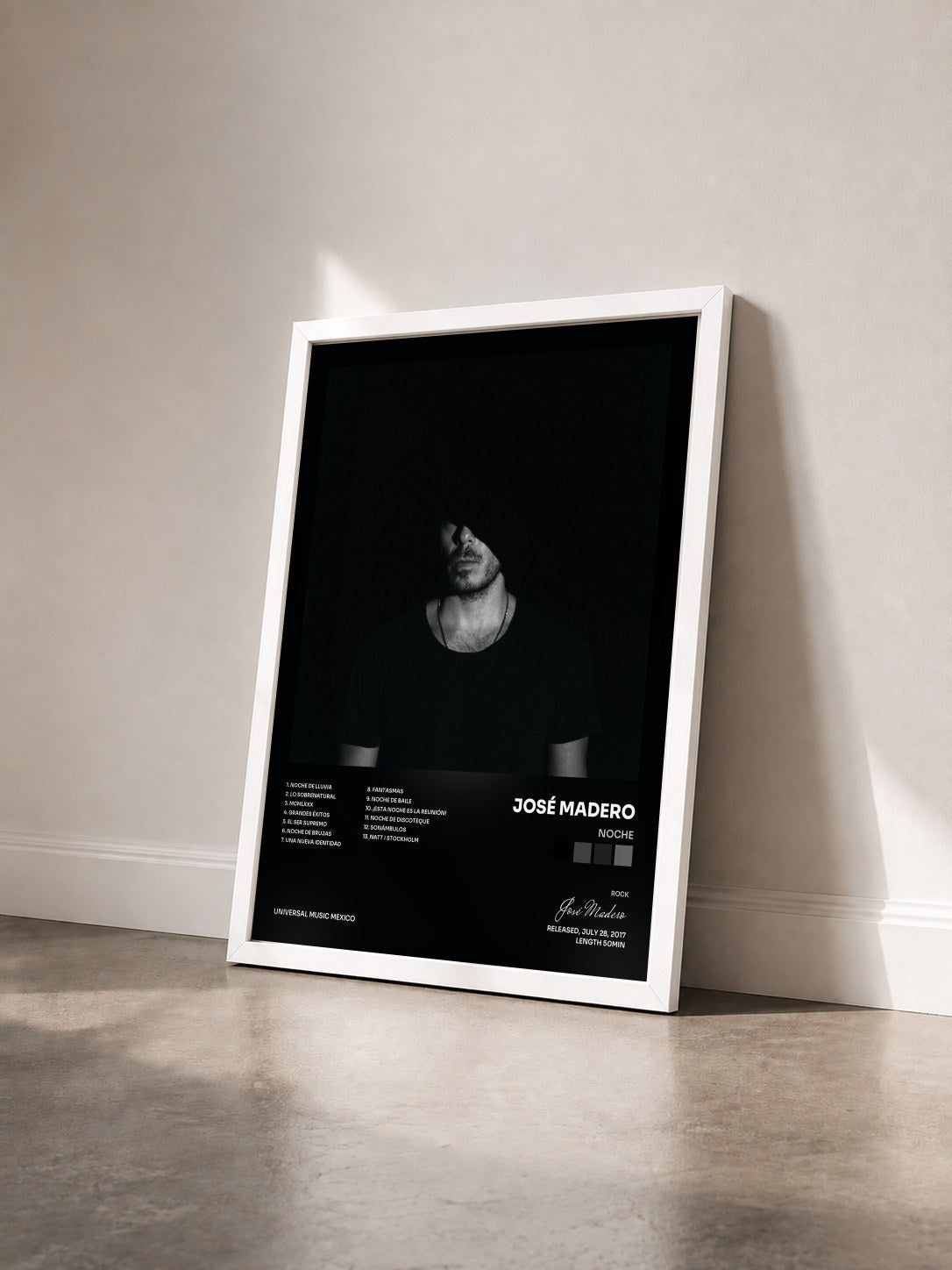 #blanc Tableau de l'album Noche de José Madero vu de trois quarts, cadre blanc