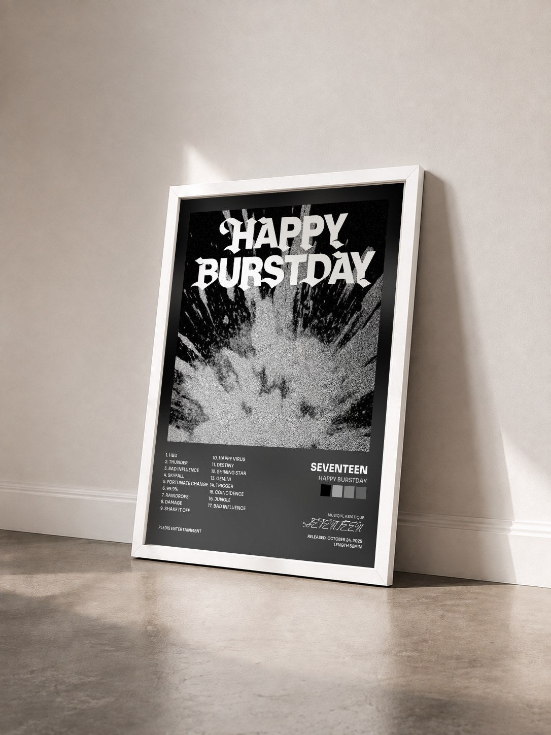 #blanc Tableau de l'album HAPPY BURSTDAY de SEVENTEEN vu de trois quarts, cadre blanc