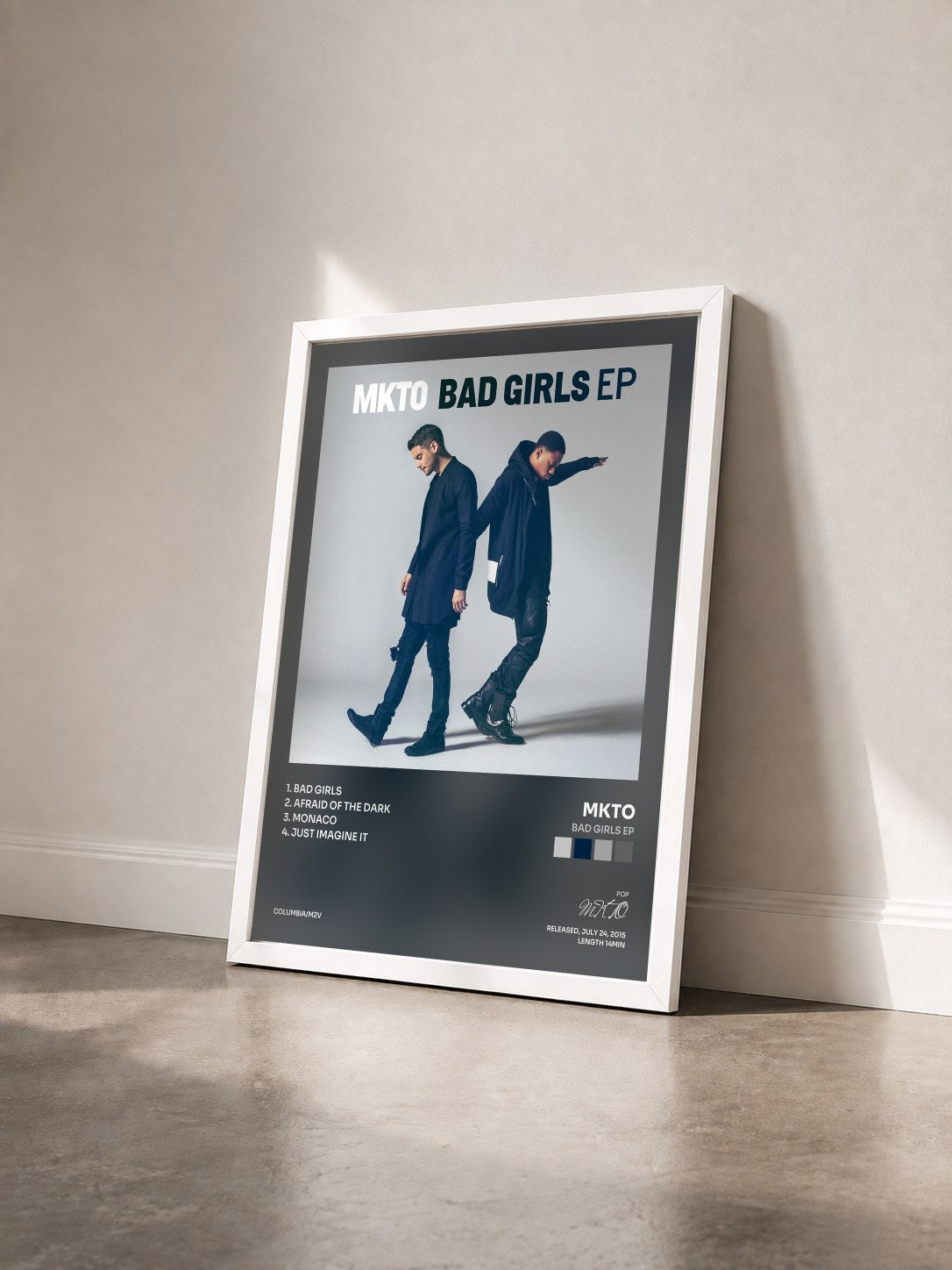 #blanc Tableau de l'album Bad Girls EP de MKTO vu de trois quarts, cadre blanc