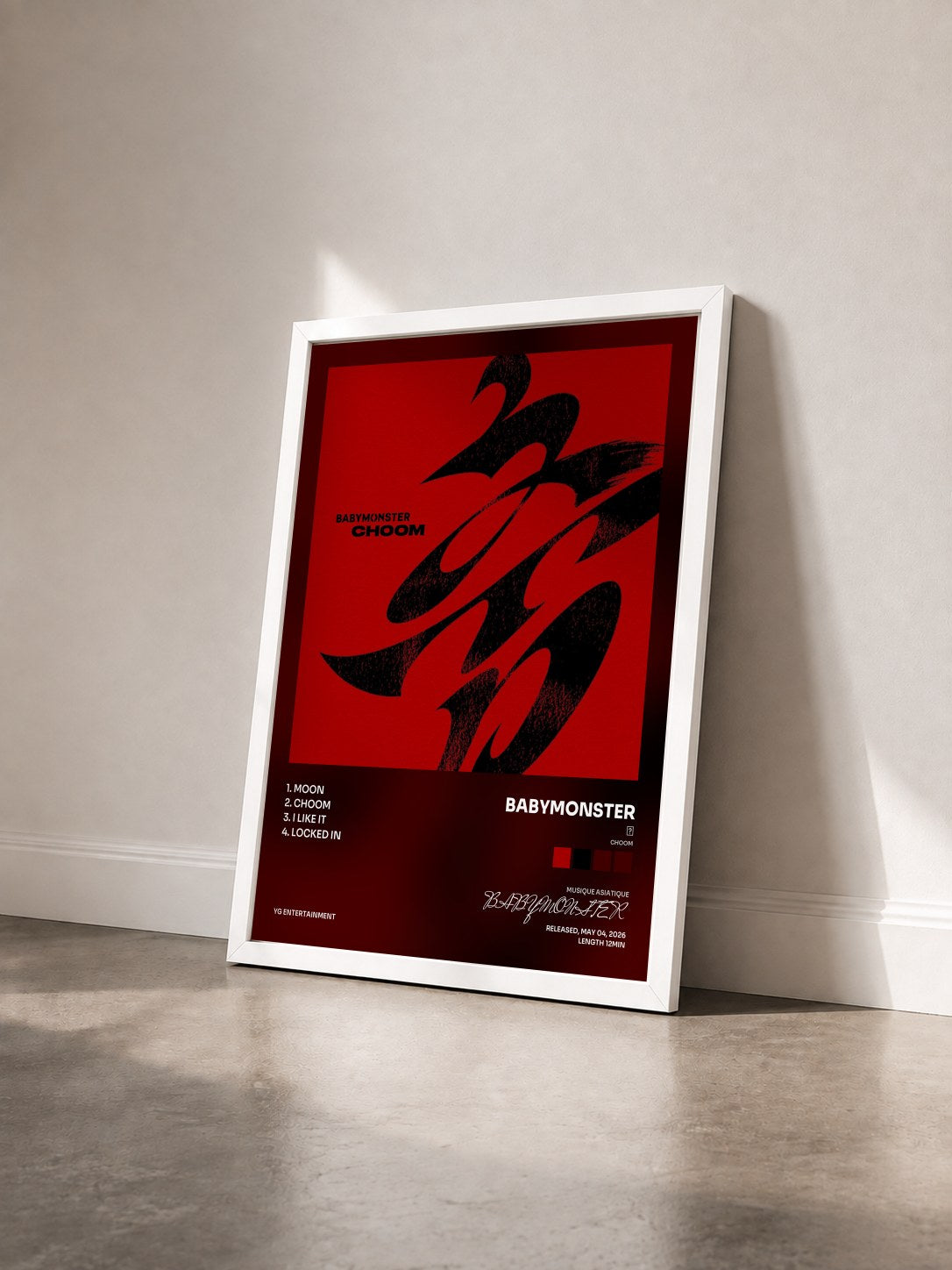 #blanc Tableau de l'album 춤 (CHOOM) de BABYMONSTER vu de trois quarts, cadre blanc