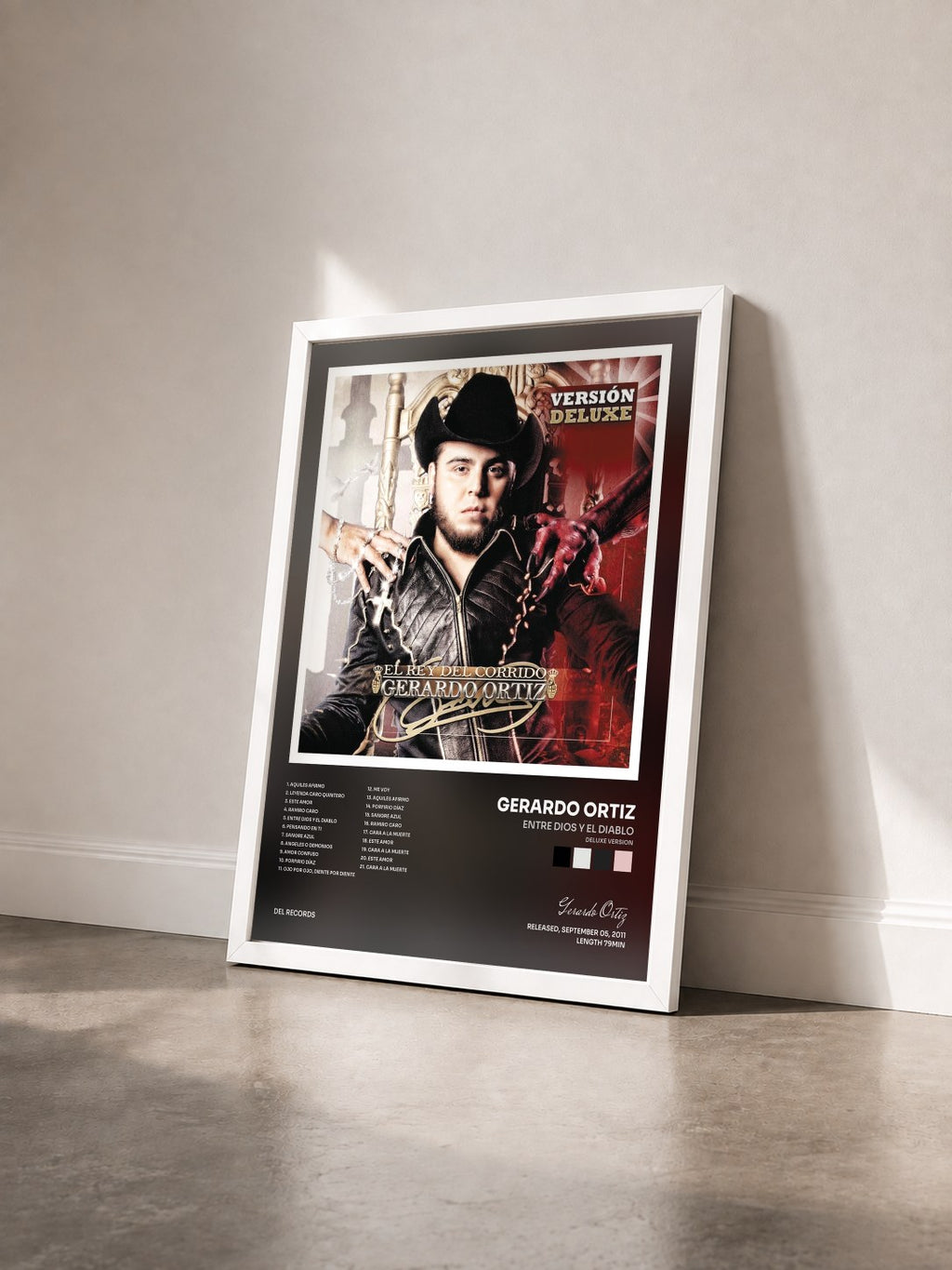 #blanc Entre Dios y El Diablo (Deluxe Version) di Gerardo Ortiz in stampa incorniciata vista di tre quarti, cornice bianca