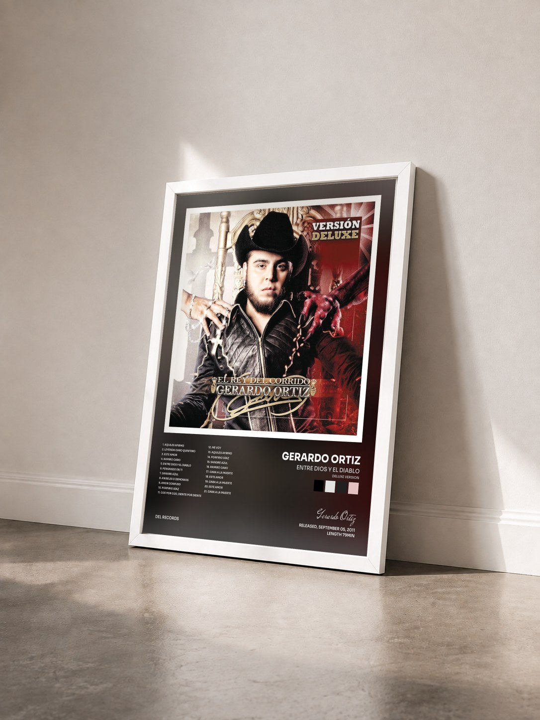 #blanc Tableau de l'album Entre Dios y El Diablo (Deluxe Version) de Gerardo Ortiz vu de trois quarts, cadre blanc