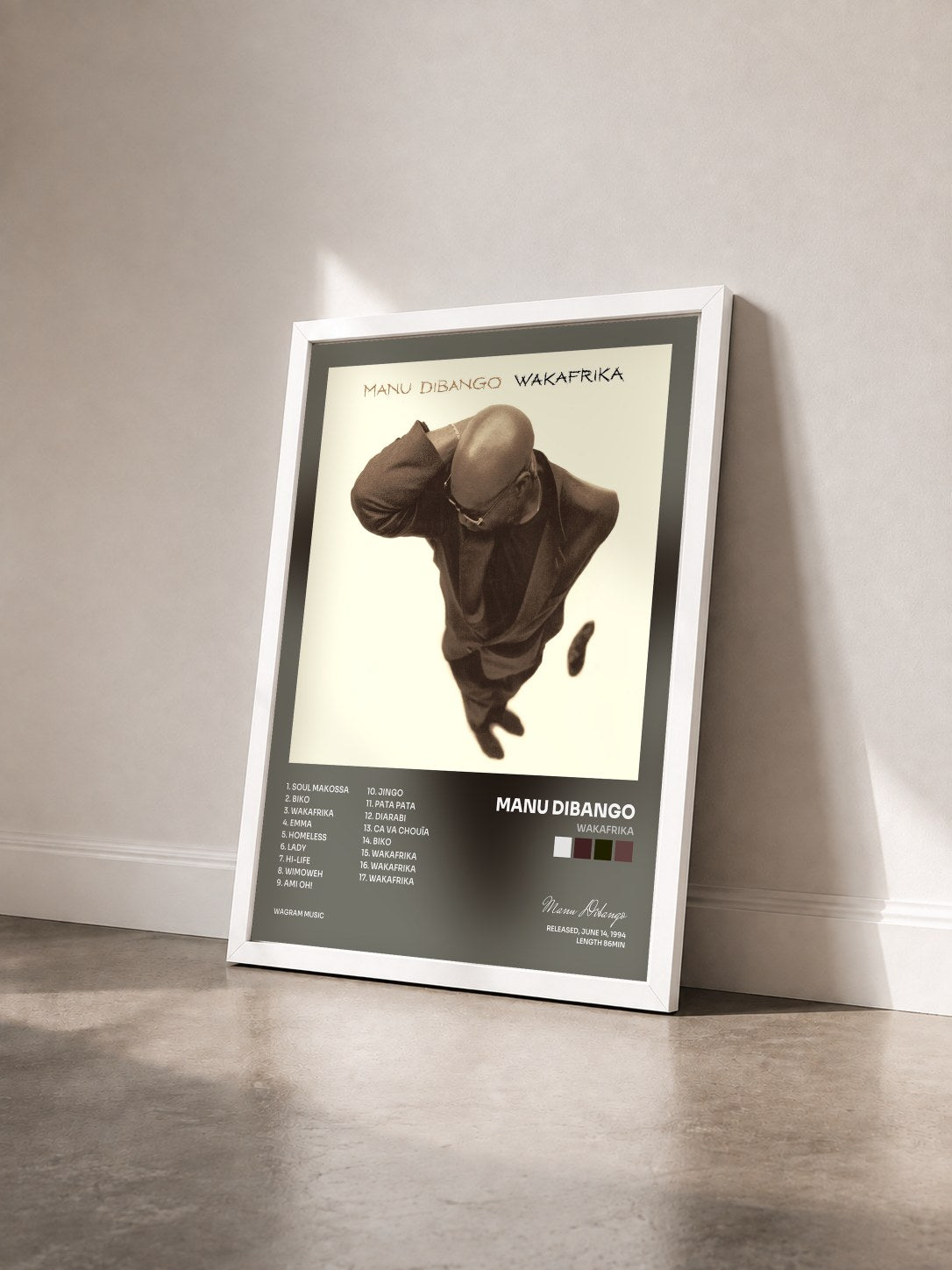 #blanc Tableau de l'album Wakafrika de Manu Dibango vu de trois quarts, cadre blanc
