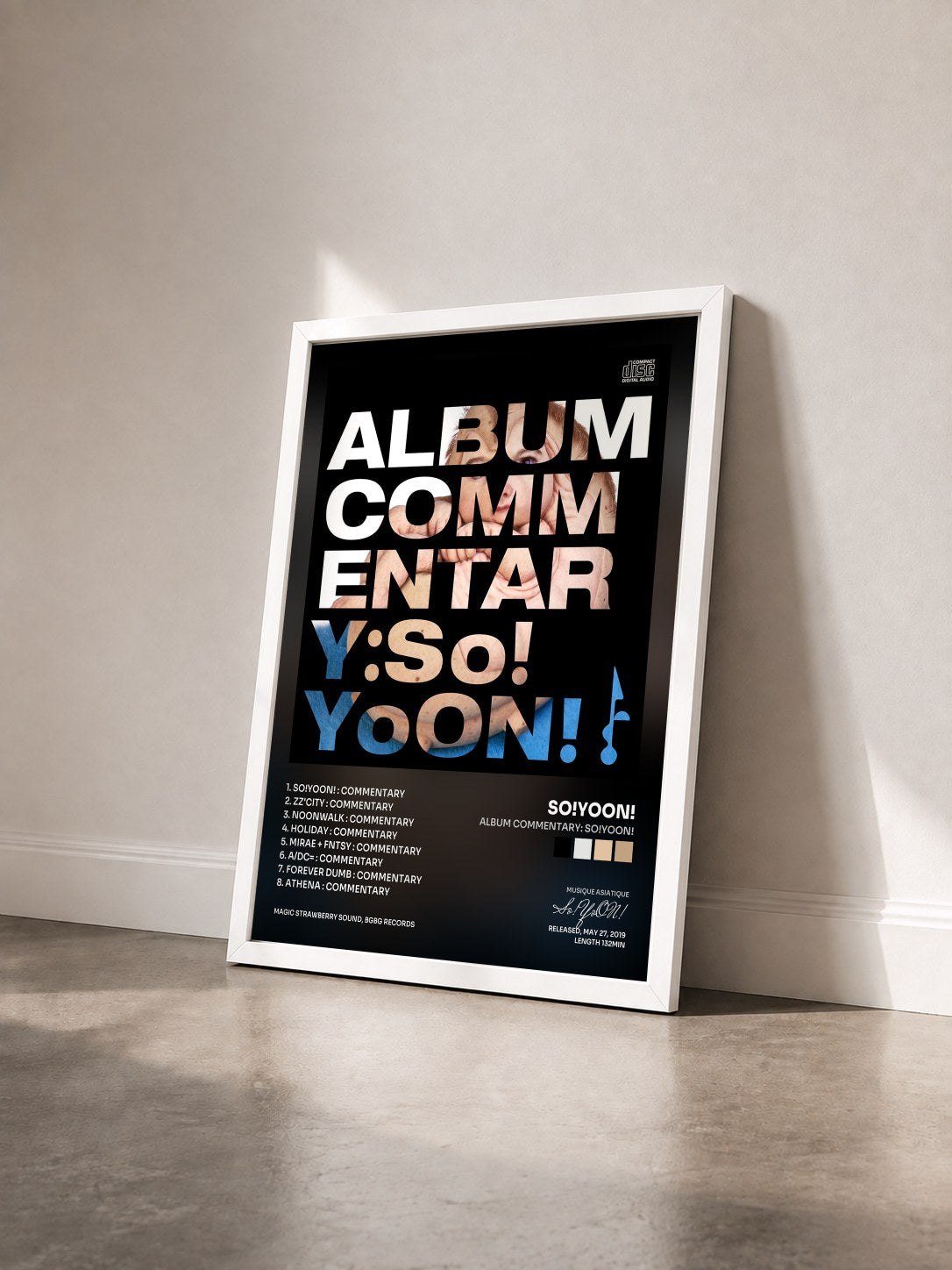 #blanc Tableau de l'album Album Commentary: So!YoON! de So!YoON! vu de trois quarts, cadre blanc