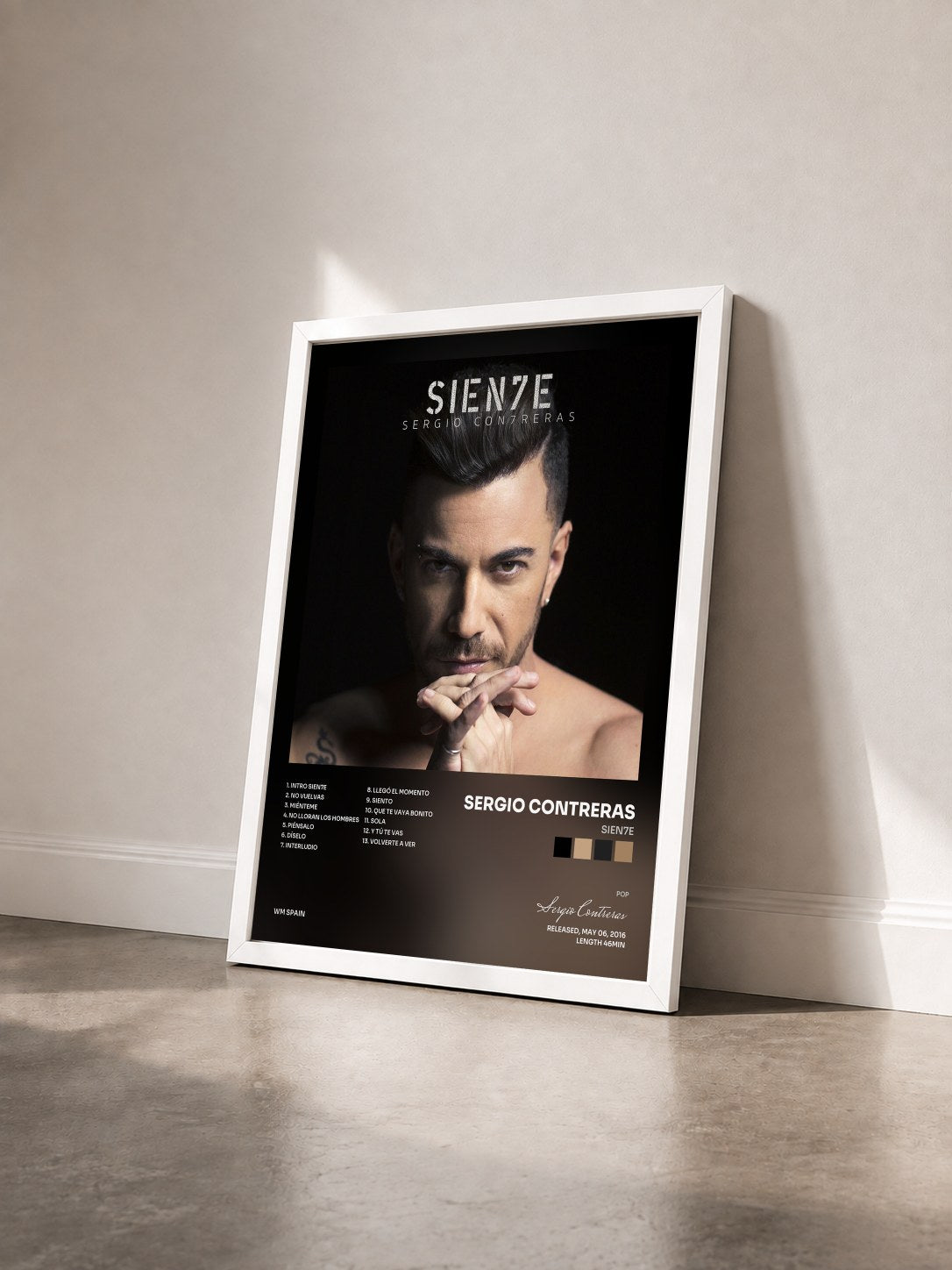 #blanc Tableau de l'album Sien7e de Sergio Contreras vu de trois quarts, cadre blanc