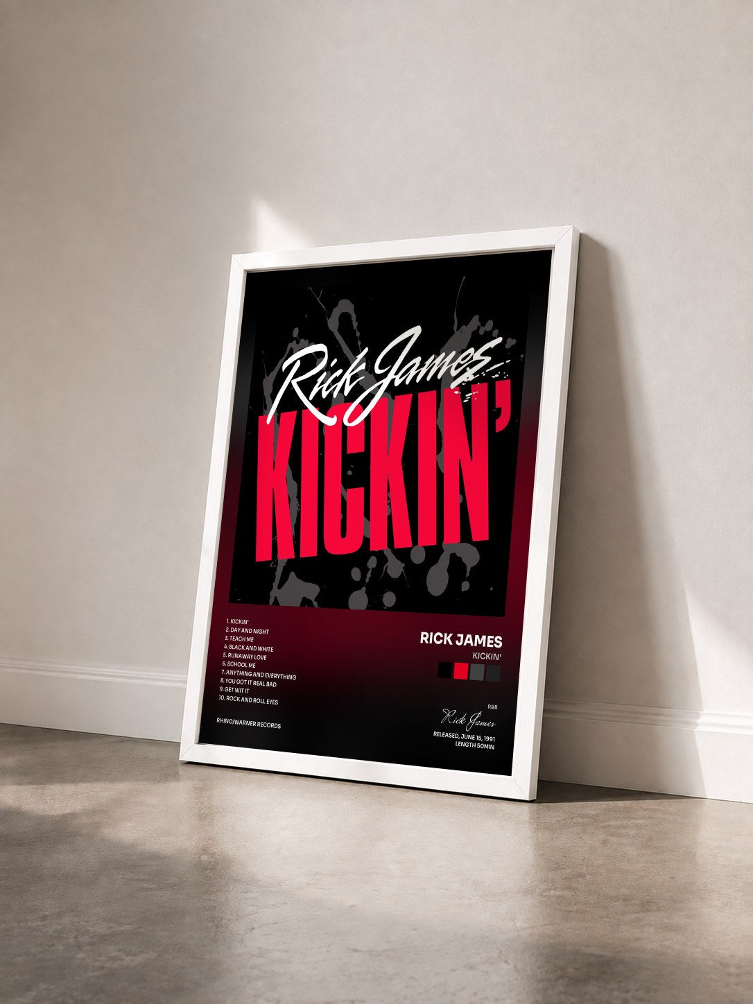 #blanc Tableau de l'album Kickin' de Rick James vu de trois quarts, cadre blanc