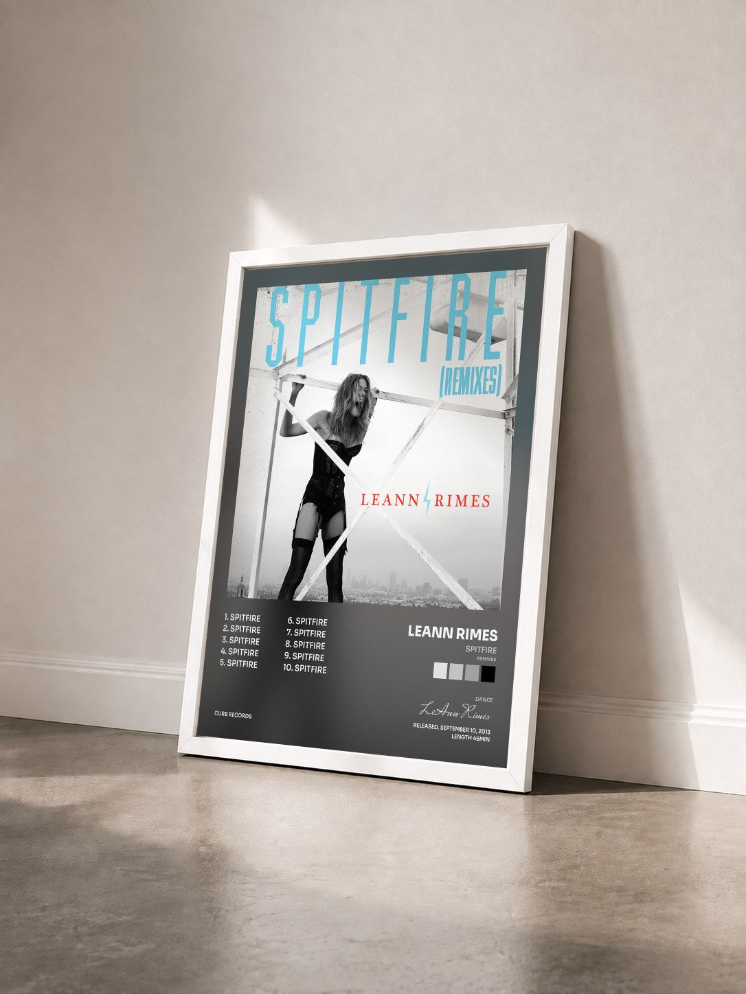 #blanc Tableau de l'album Spitfire (Remixes) de LeAnn Rimes vu de trois quarts, cadre blanc