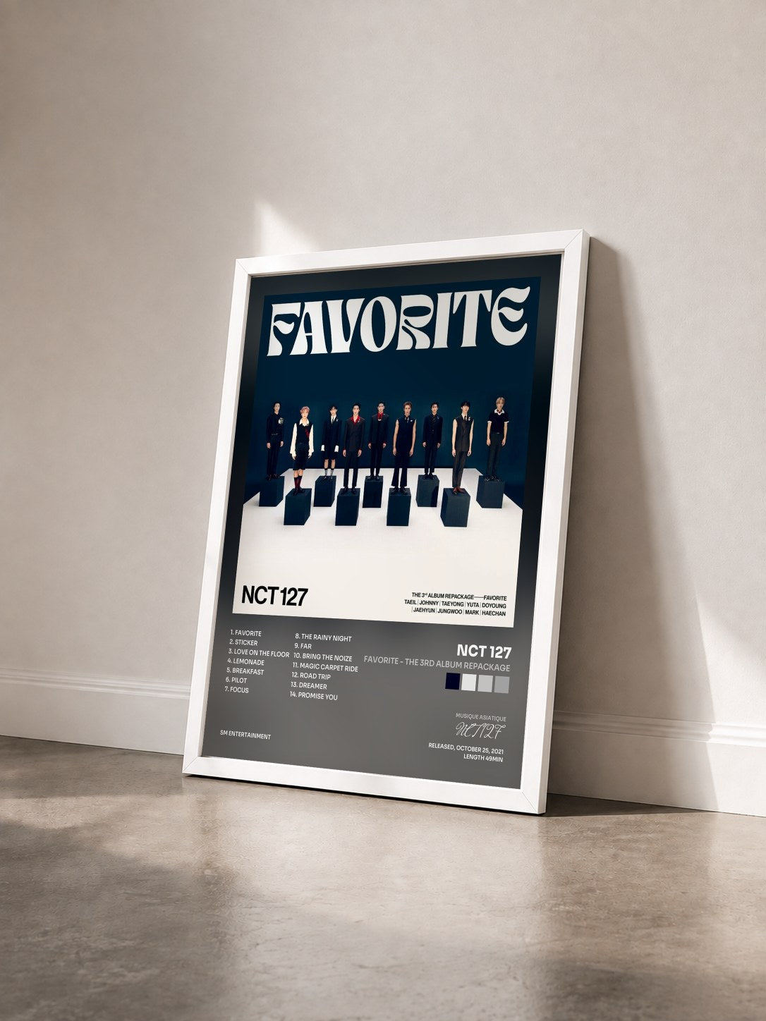 #blanc Tableau de l'album Favorite - The 3rd Album Repackage de NCT 127 vu de trois quarts, cadre blanc