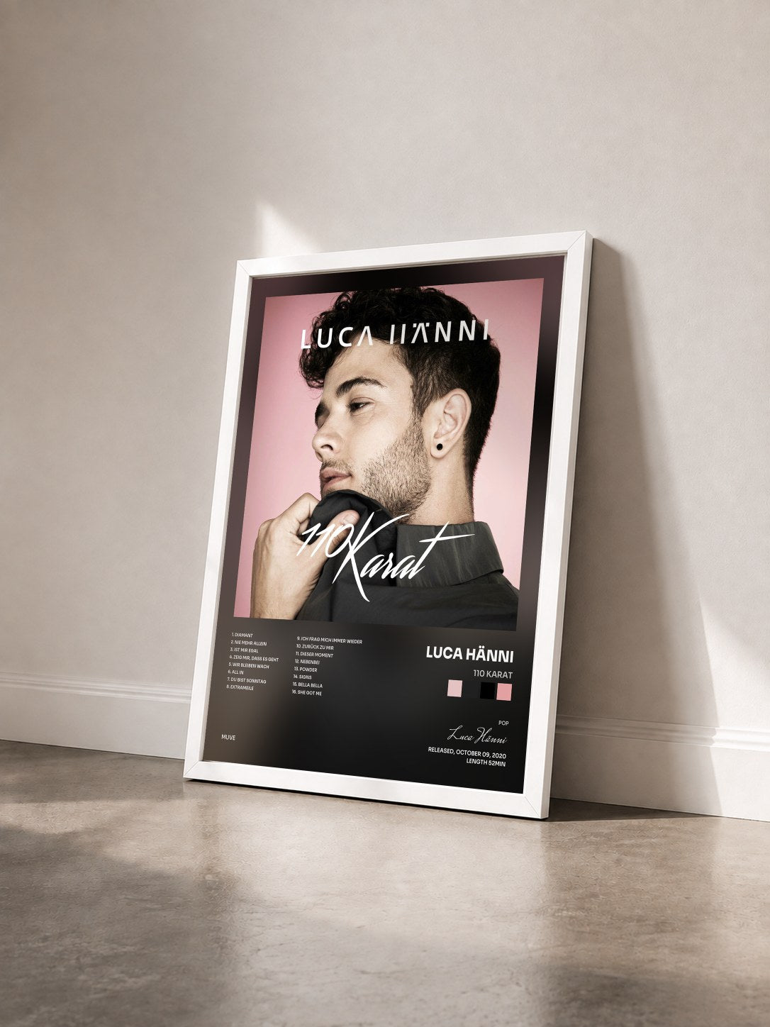 #blanc Tableau de l'album 110 Karat de Luca Hänni vu de trois quarts, cadre blanc
