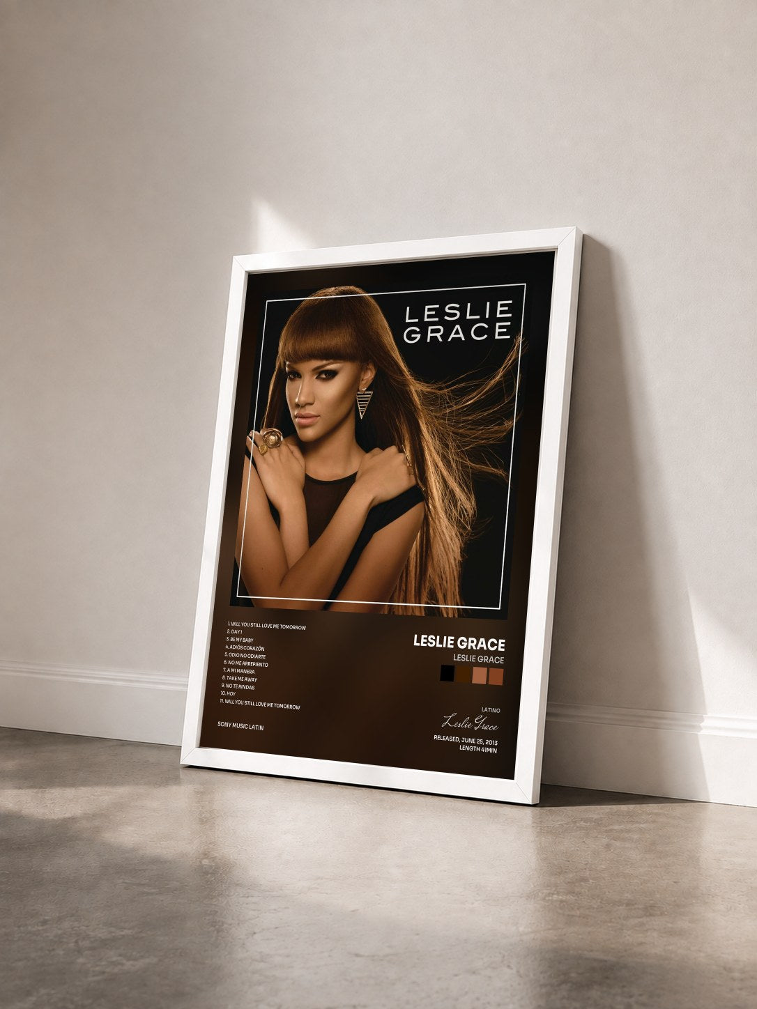 #blanc Tableau de l'album Leslie Grace de Leslie Grace vu de trois quarts, cadre blanc