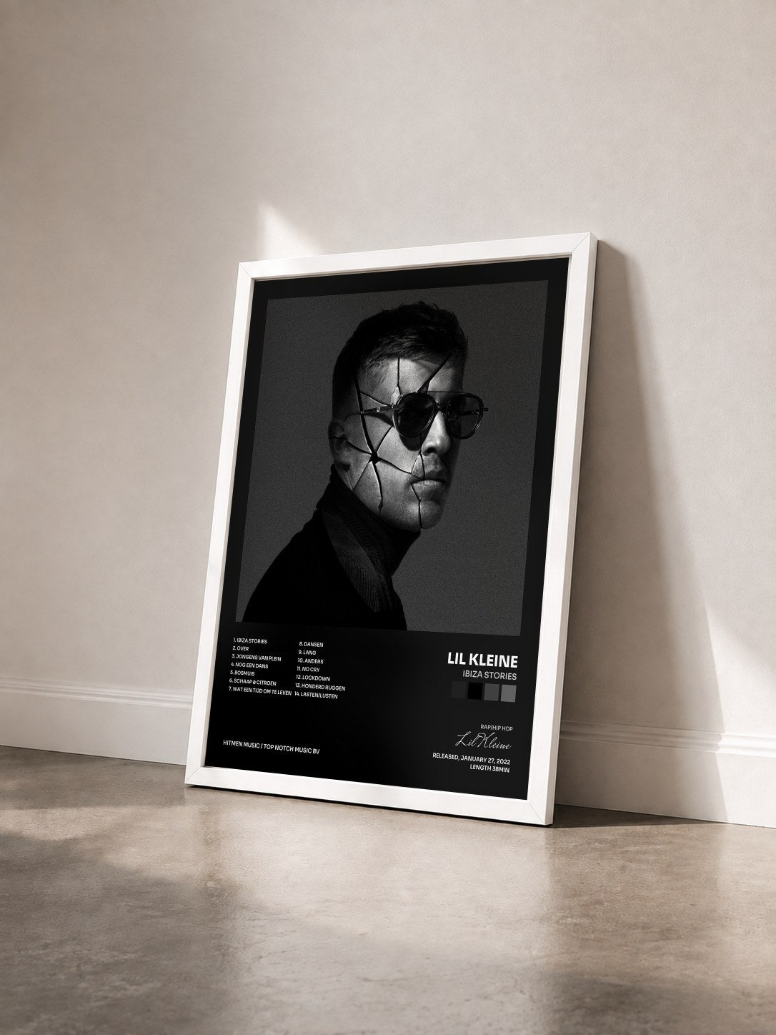 #blanc Tableau de l'album Ibiza Stories de Lil Kleine vu de trois quarts, cadre blanc