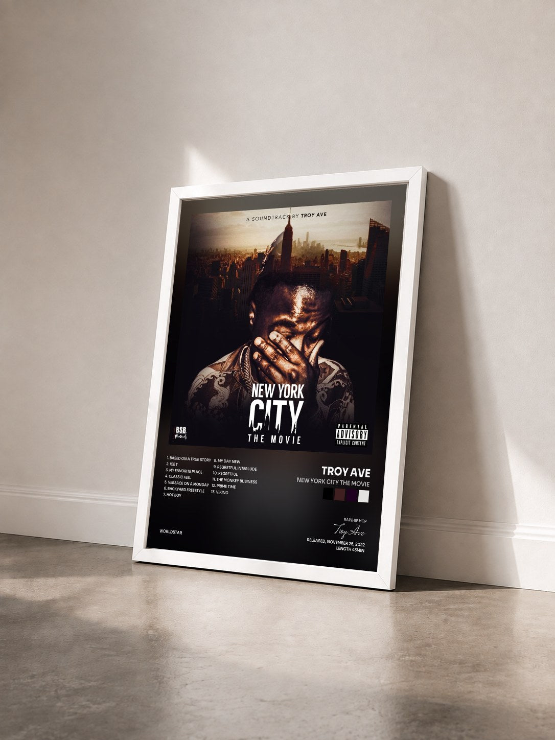 #blanc Tableau de l'album New York City The Movie de Troy Ave vu de trois quarts, cadre blanc