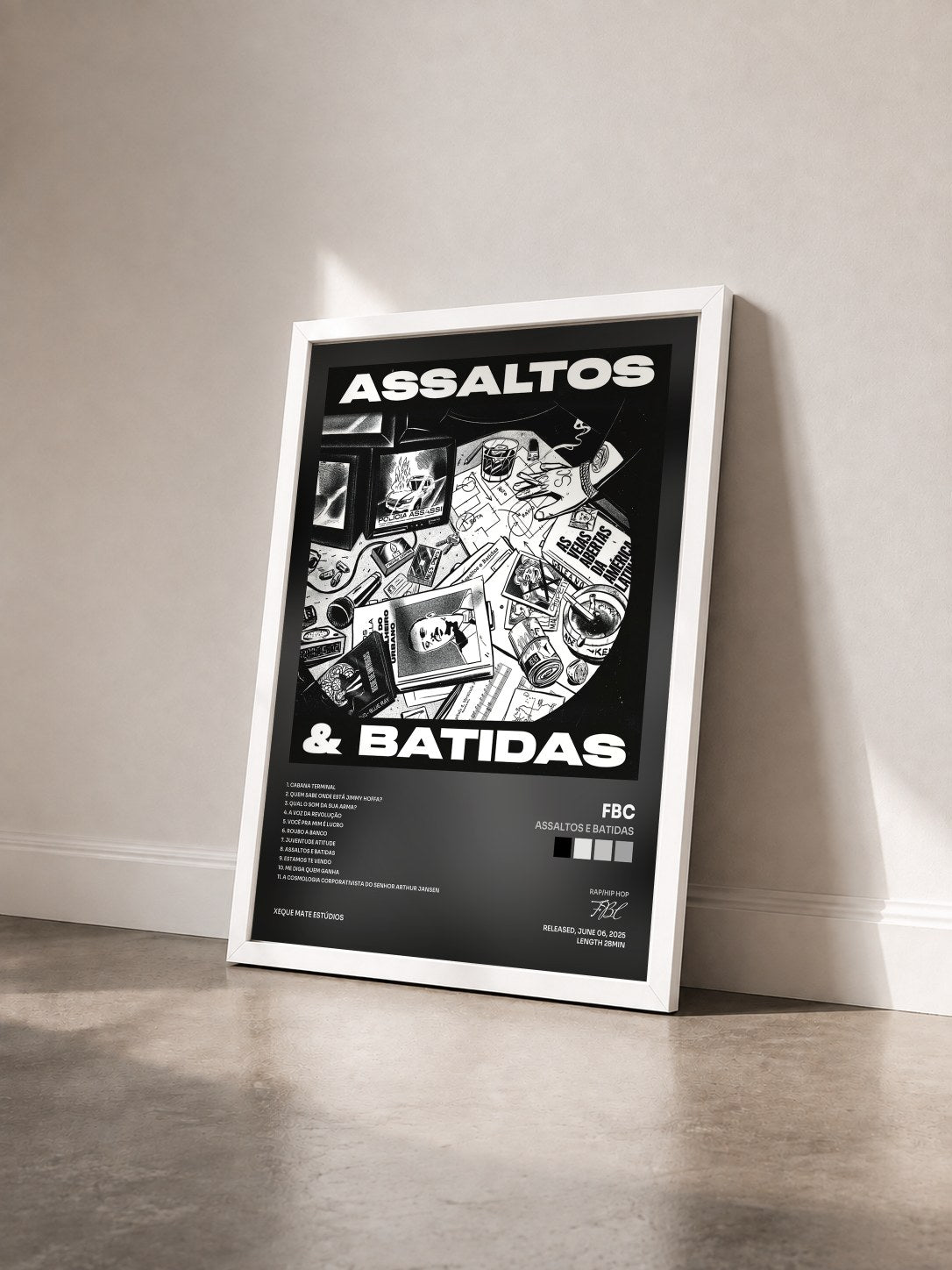 #blanc Tableau de l'album ASSALTOS E BATIDAS de FBC vu de trois quarts, cadre blanc