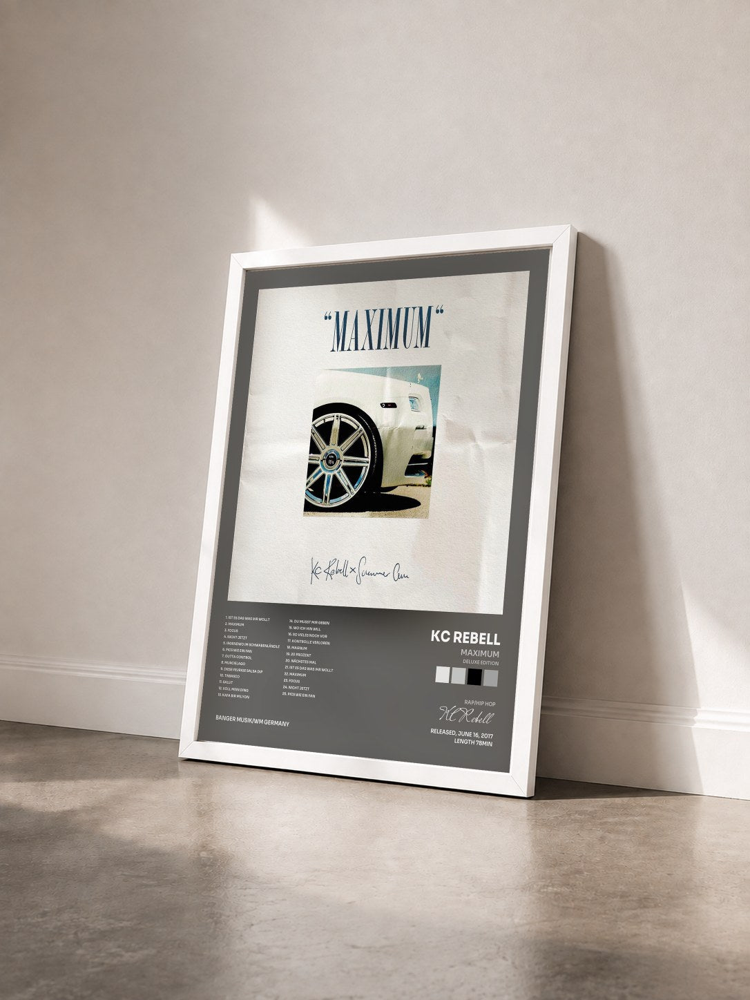 #blanc Tableau de l'album Maximum (Deluxe Edition) de KC Rebell vu de trois quarts, cadre blanc