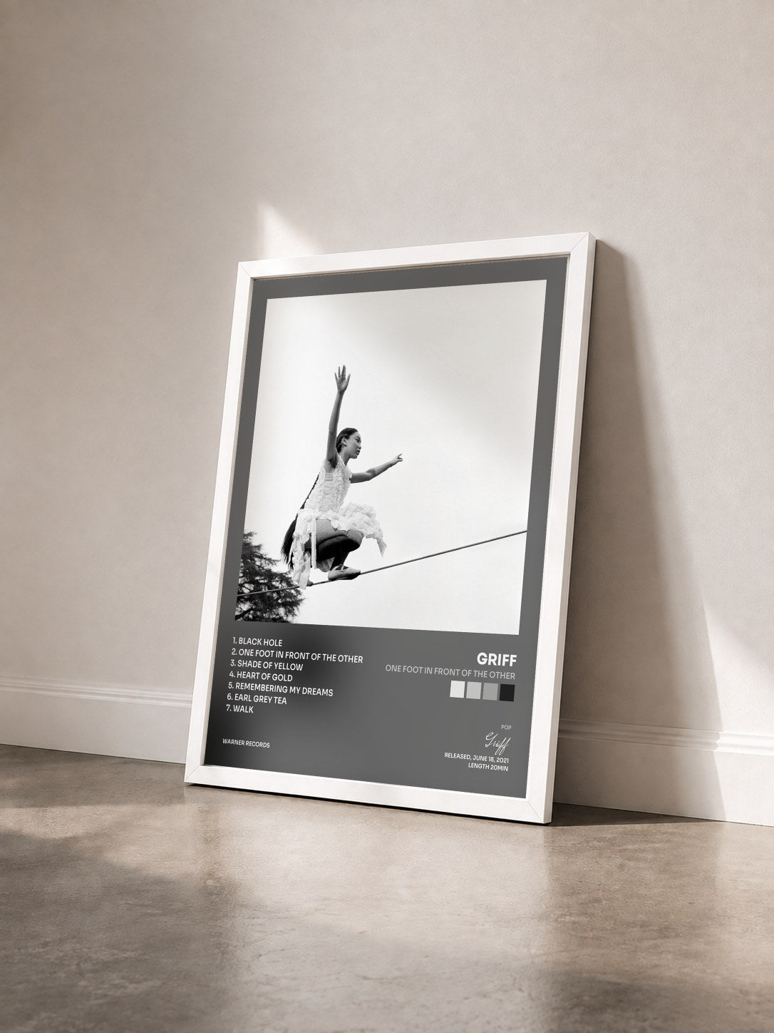 #blanc Tableau de l'album One Foot In Front Of The Other de Griff vu de trois quarts, cadre blanc