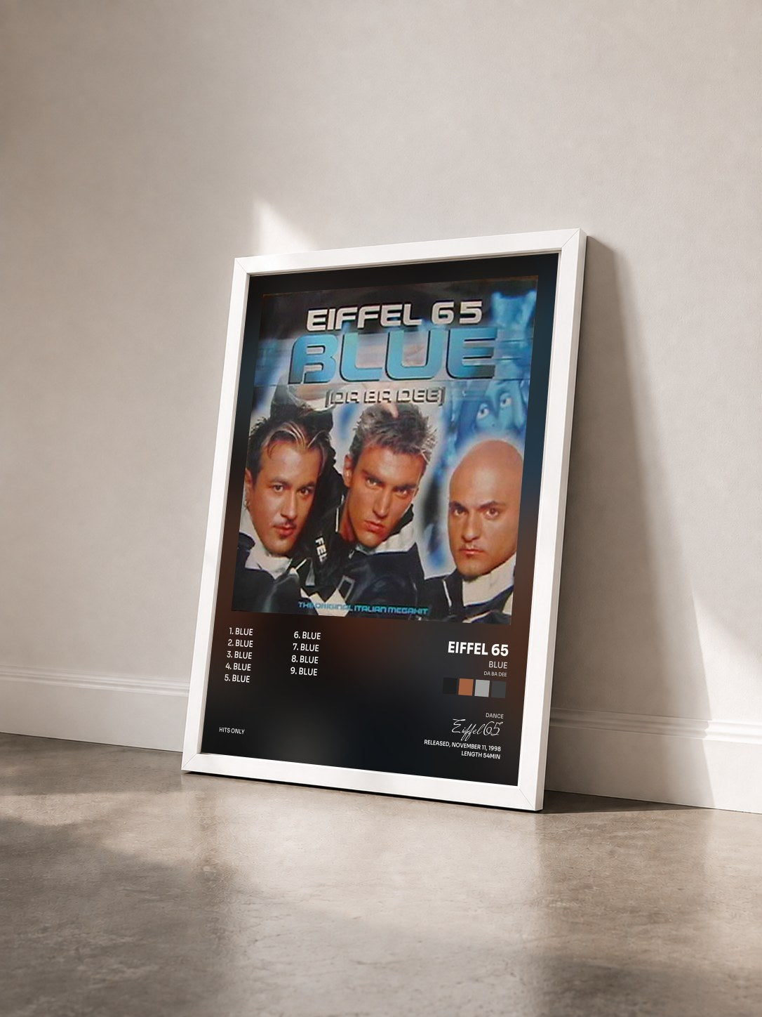 #blanc Tableau de l'album Blue (Da Ba Dee) de Eiffel 65 vu de trois quarts, cadre blanc