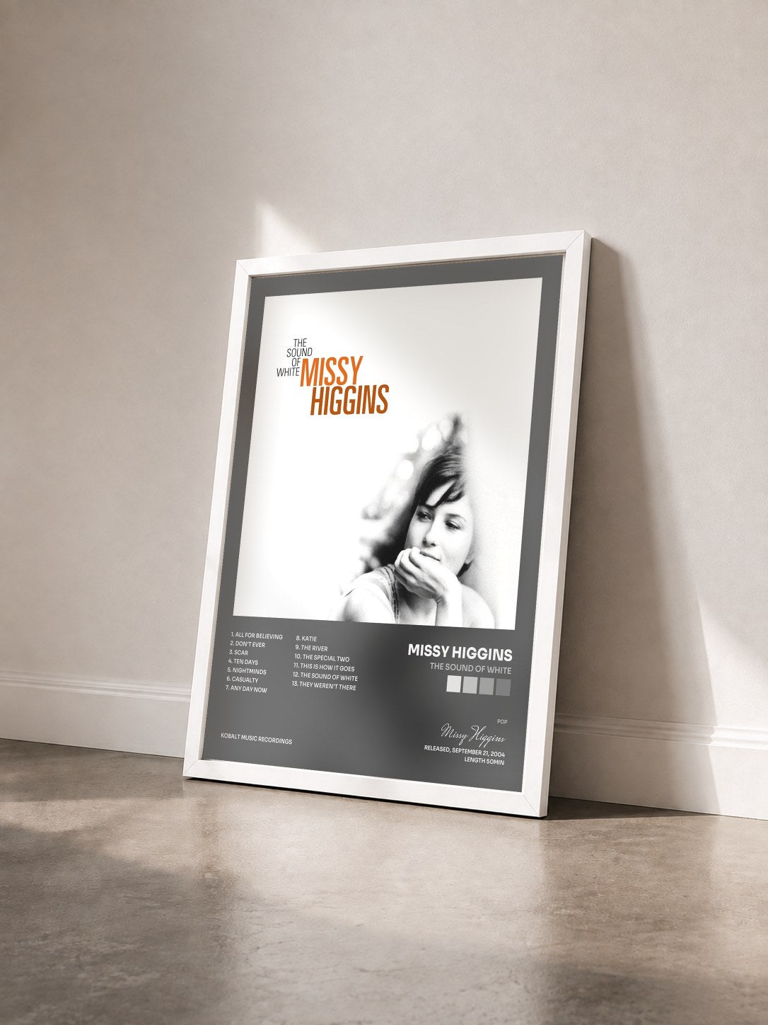 #blanc Tableau de l'album The Sound of White de Missy Higgins vu de trois quarts, cadre blanc