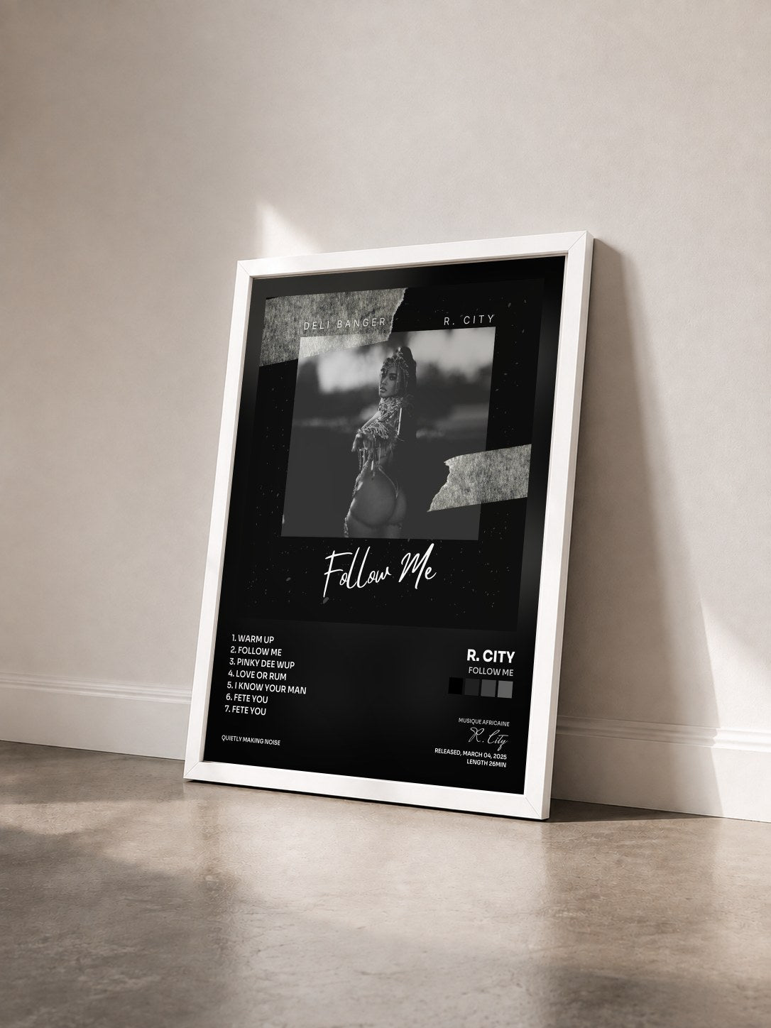 #blanc Tableau de l'album Follow Me de R. City vu de trois quarts, cadre blanc