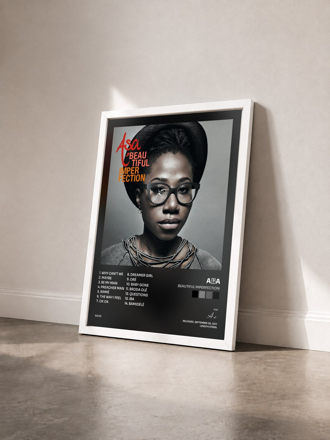 #blanc Tableau de l'album Beautiful Imperfection de Aṣa vu de trois quarts, cadre blanc