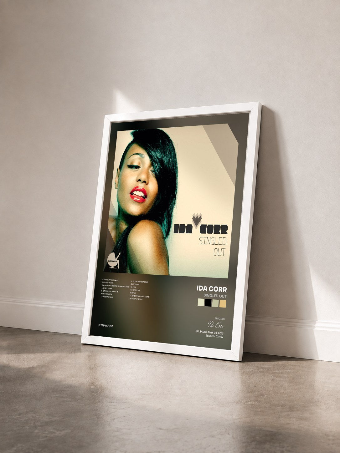 #blanc Tableau de l'album Singled Out de Ida Corr vu de trois quarts, cadre blanc