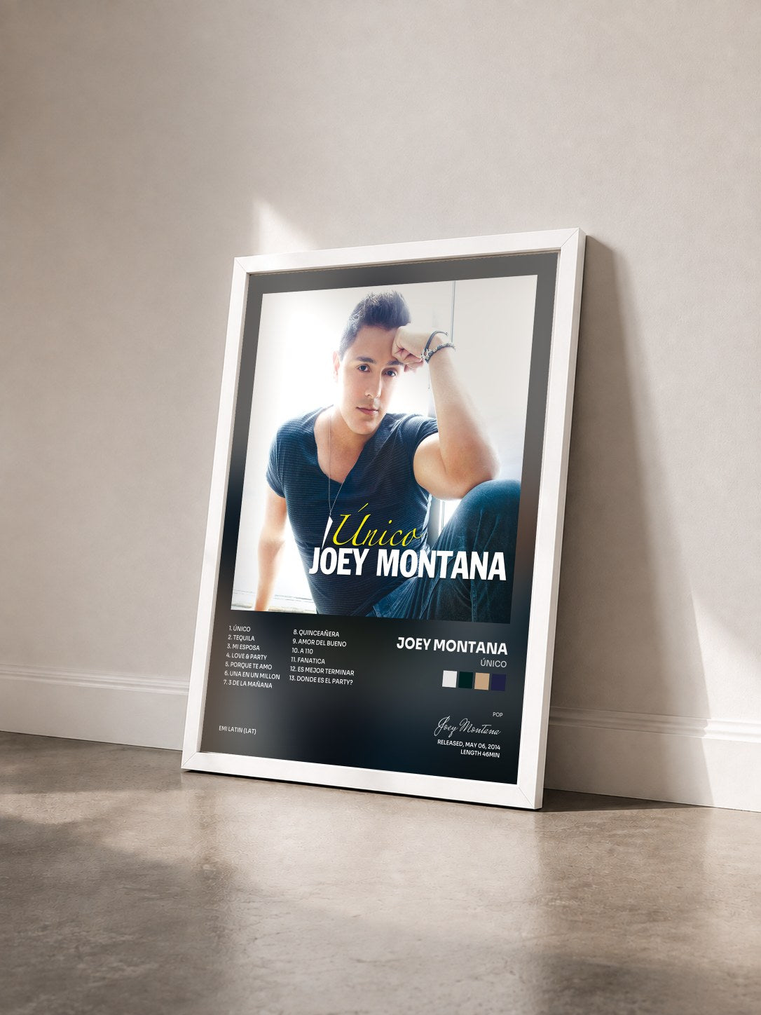 #blanc Tableau de l'album Único de Joey Montana vu de trois quarts, cadre blanc