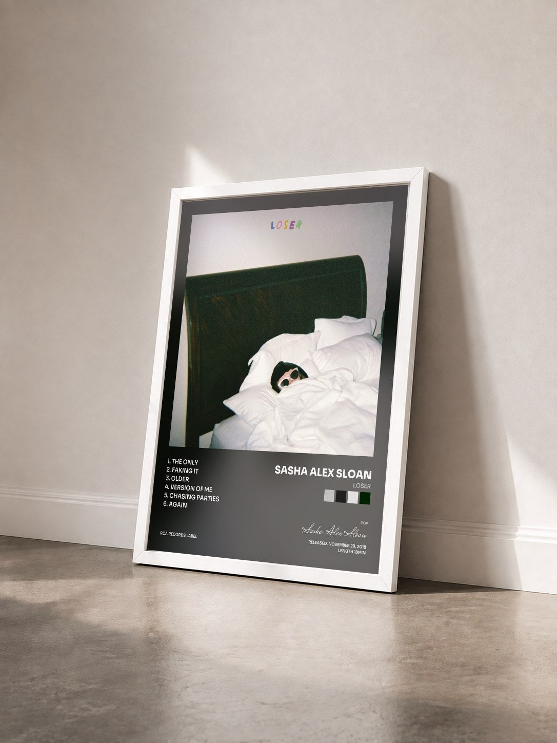 #blanc Tableau de l'album Loser de Sasha Alex Sloan vu de trois quarts, cadre blanc