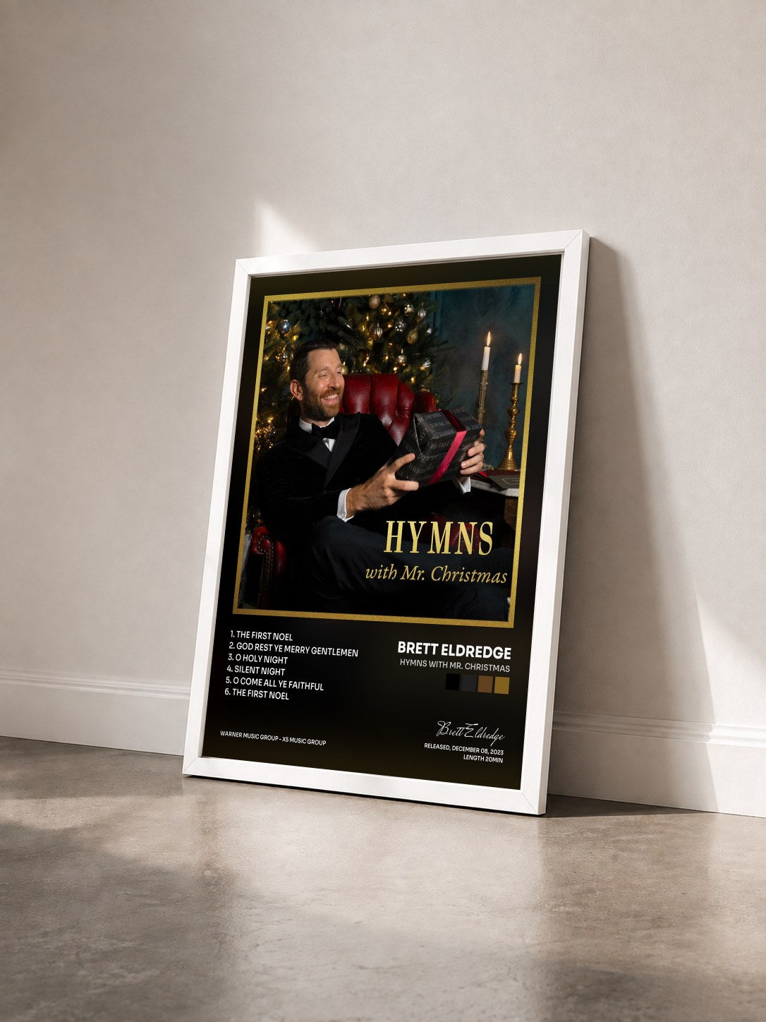 #blanc Tableau de l'album Hymns with Mr. Christmas de Brett Eldredge vu de trois quarts, cadre blanc