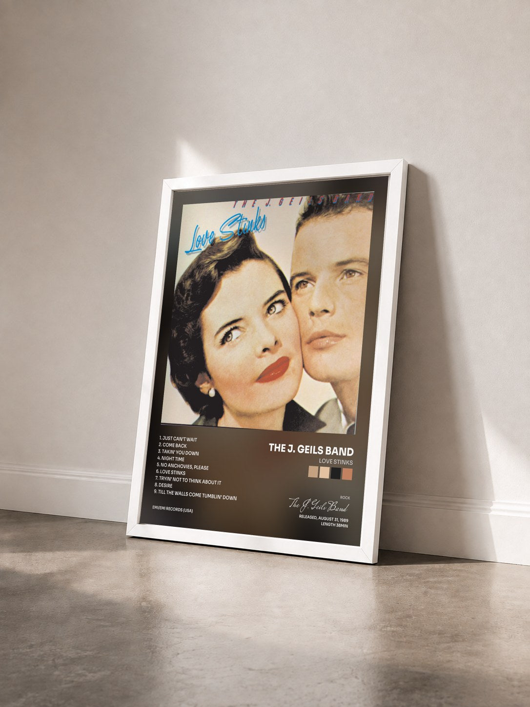 #blanc Tableau de l'album Love Stinks de The J. Geils Band vu de trois quarts, cadre blanc