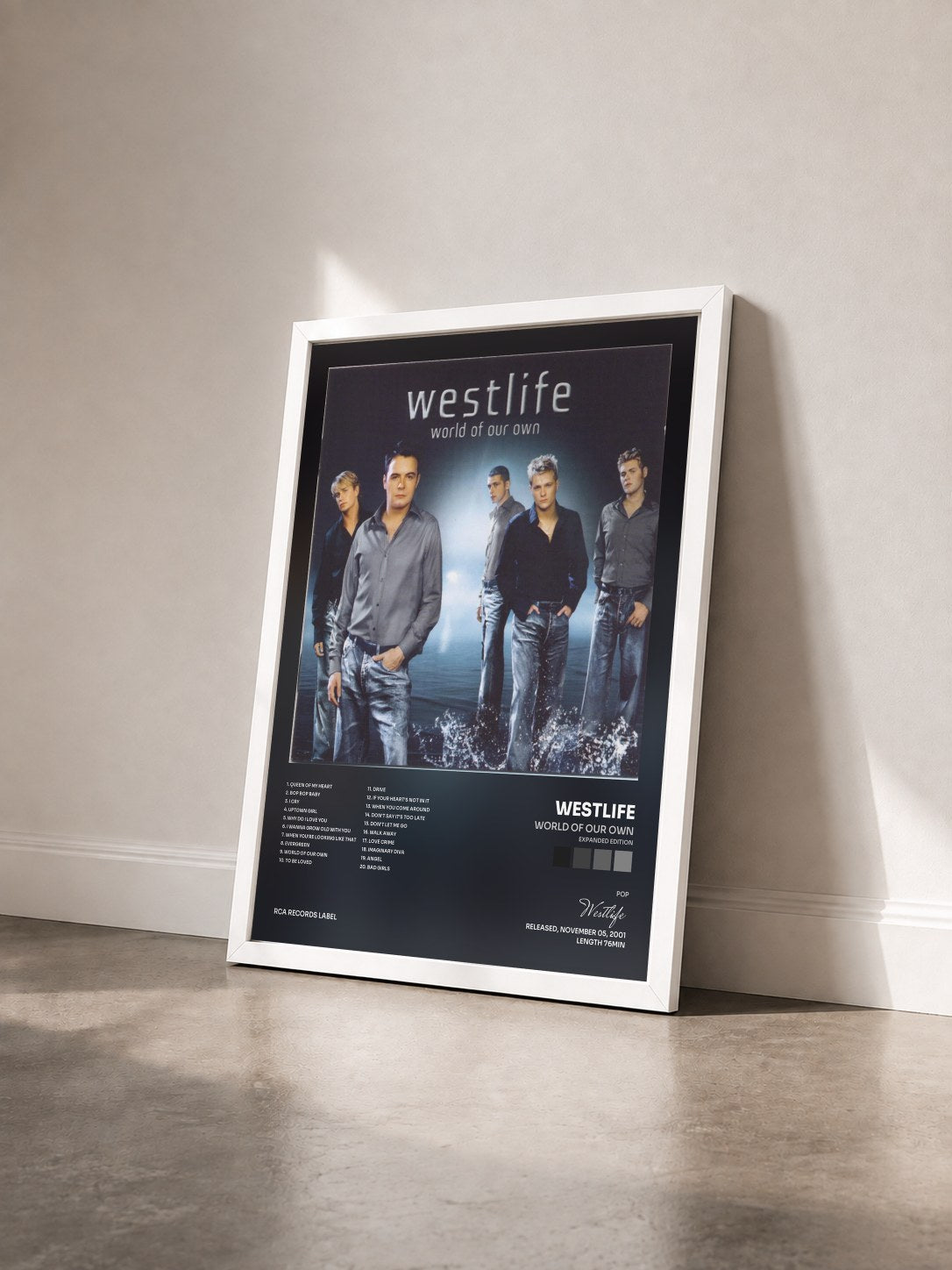#blanc Tableau de l'album World of Our Own (Expanded Edition) de Westlife vu de trois quarts, cadre blanc