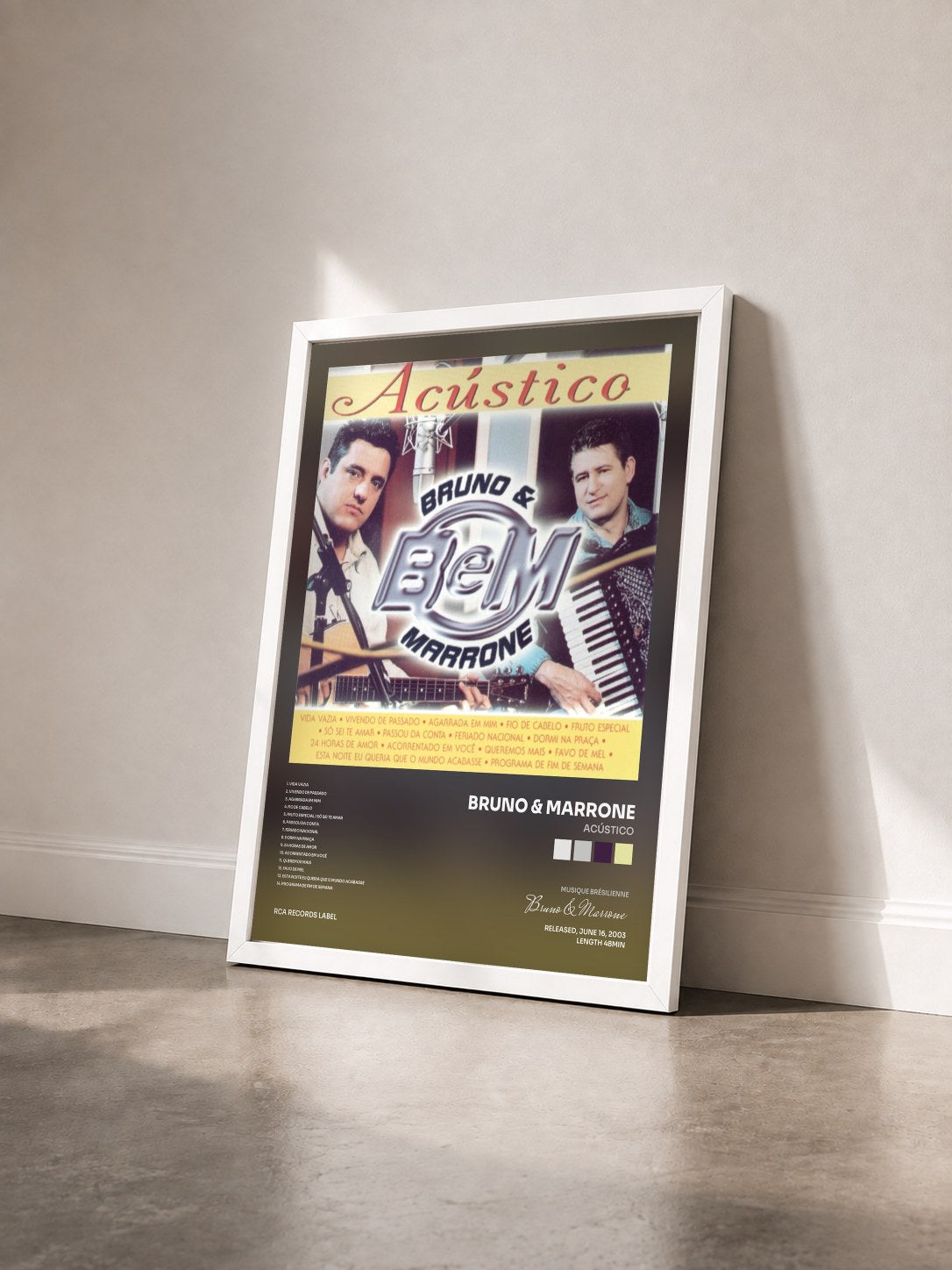 #blanc Tableau de l'album Acústico de Bruno & Marrone vu de trois quarts, cadre blanc