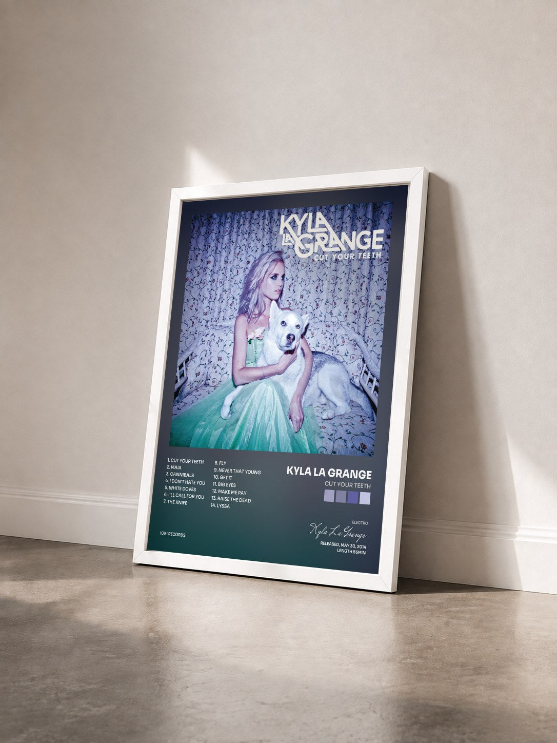 #blanc Tableau de l'album Cut Your Teeth de Kyla La Grange vu de trois quarts, cadre blanc