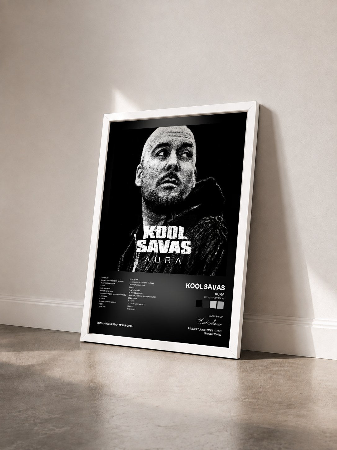 #blanc Tableau de l'album Aura (Exclusive Version) de Kool Savas vu de trois quarts, cadre blanc