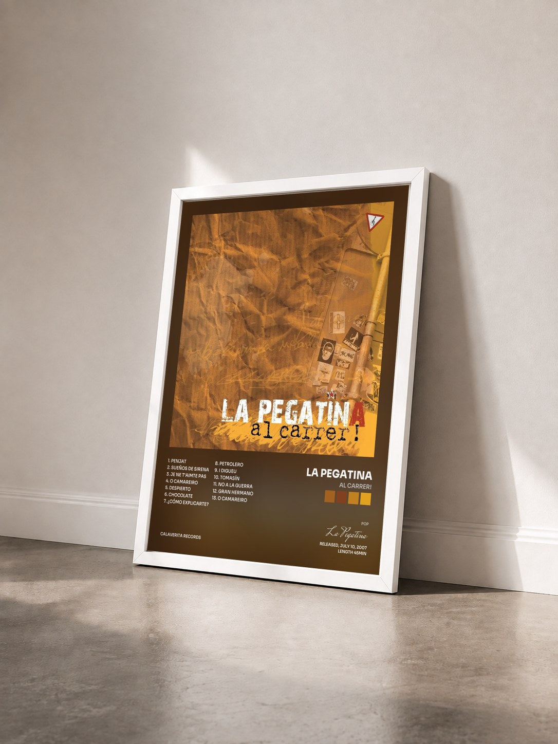 #blanc Tableau de l'album Al Carrer! de La Pegatina vu de trois quarts, cadre blanc