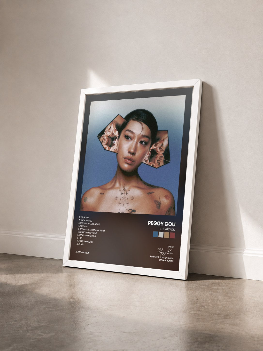 #blanc Tableau de l'album I Hear You de Peggy Gou vu de trois quarts, cadre blanc