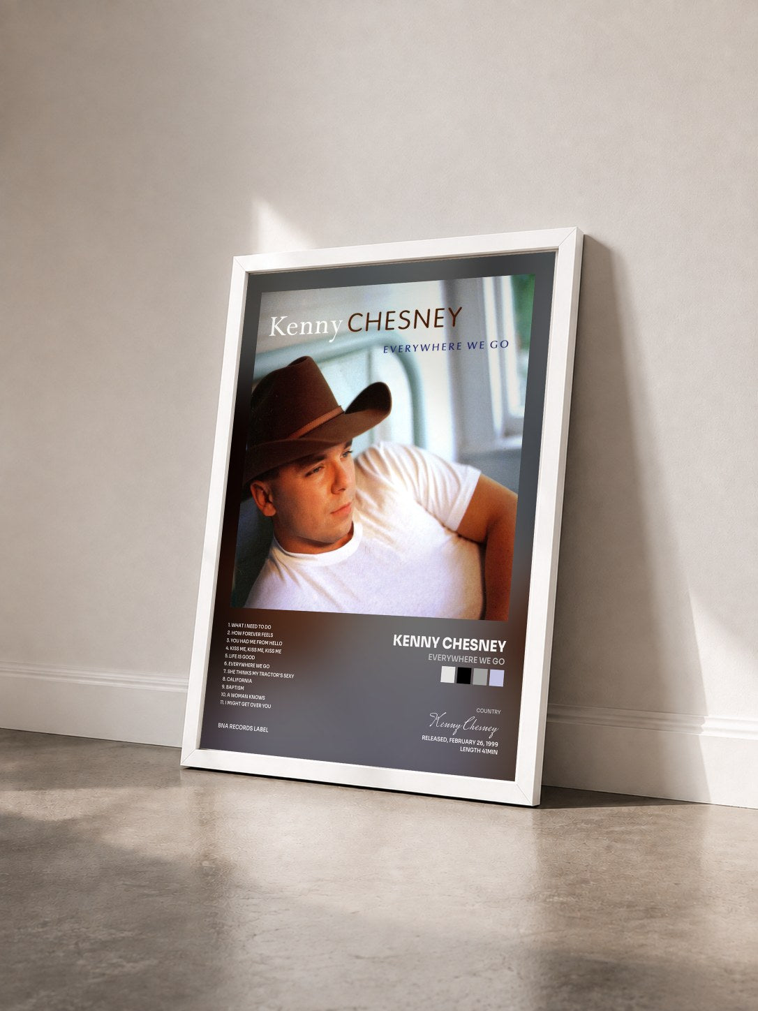 #blanc Tableau de l'album Everywhere We Go de Kenny Chesney vu de trois quarts, cadre blanc