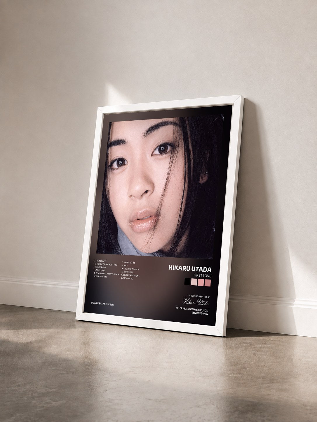 #blanc Tableau de l'album First Love de Hikaru Utada vu de trois quarts, cadre blanc