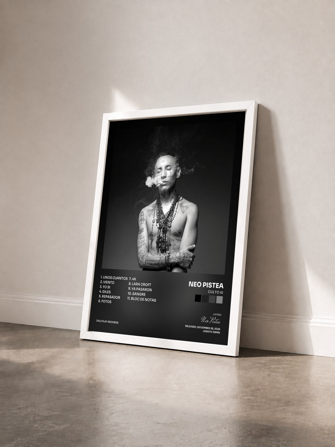 #blanc Tableau de l'album CULTO III de Neo Pistea vu de trois quarts, cadre blanc