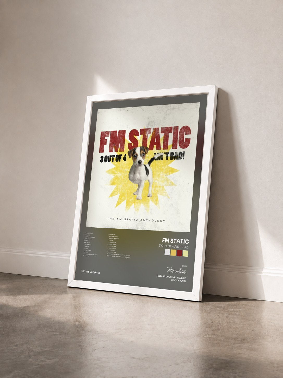 #blanc Tableau de l'album 3 Out Of 4 Ain't Bad de FM Static vu de trois quarts, cadre blanc
