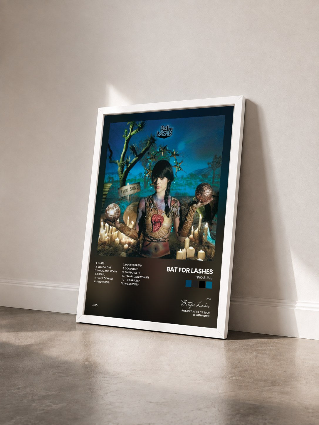 #blanc Tableau de l'album Two Suns de Bat for Lashes vu de trois quarts, cadre blanc
